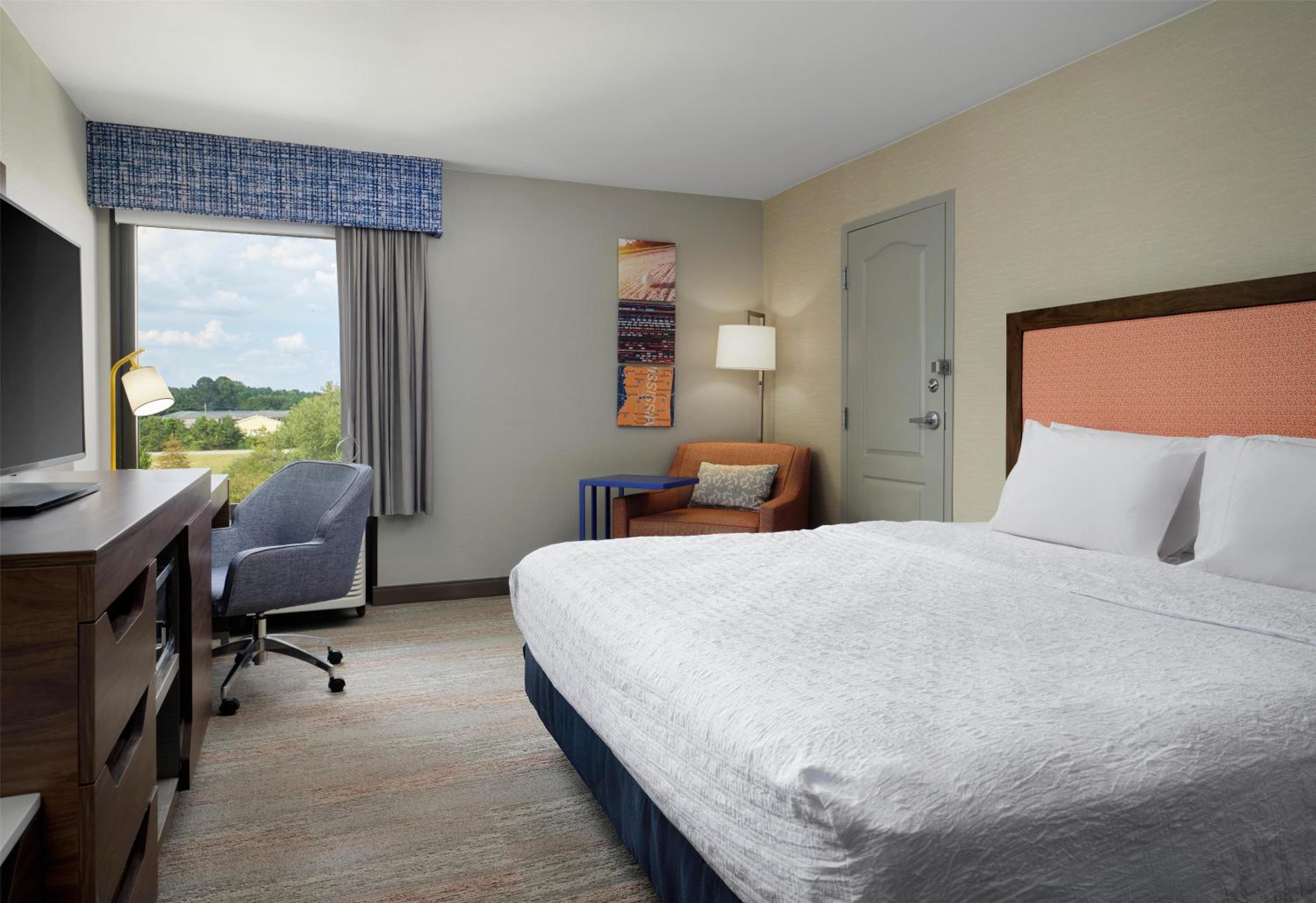 King Room with Accessible Tub - Mobility and Hearing Access/Non-Smoking - Photo 2