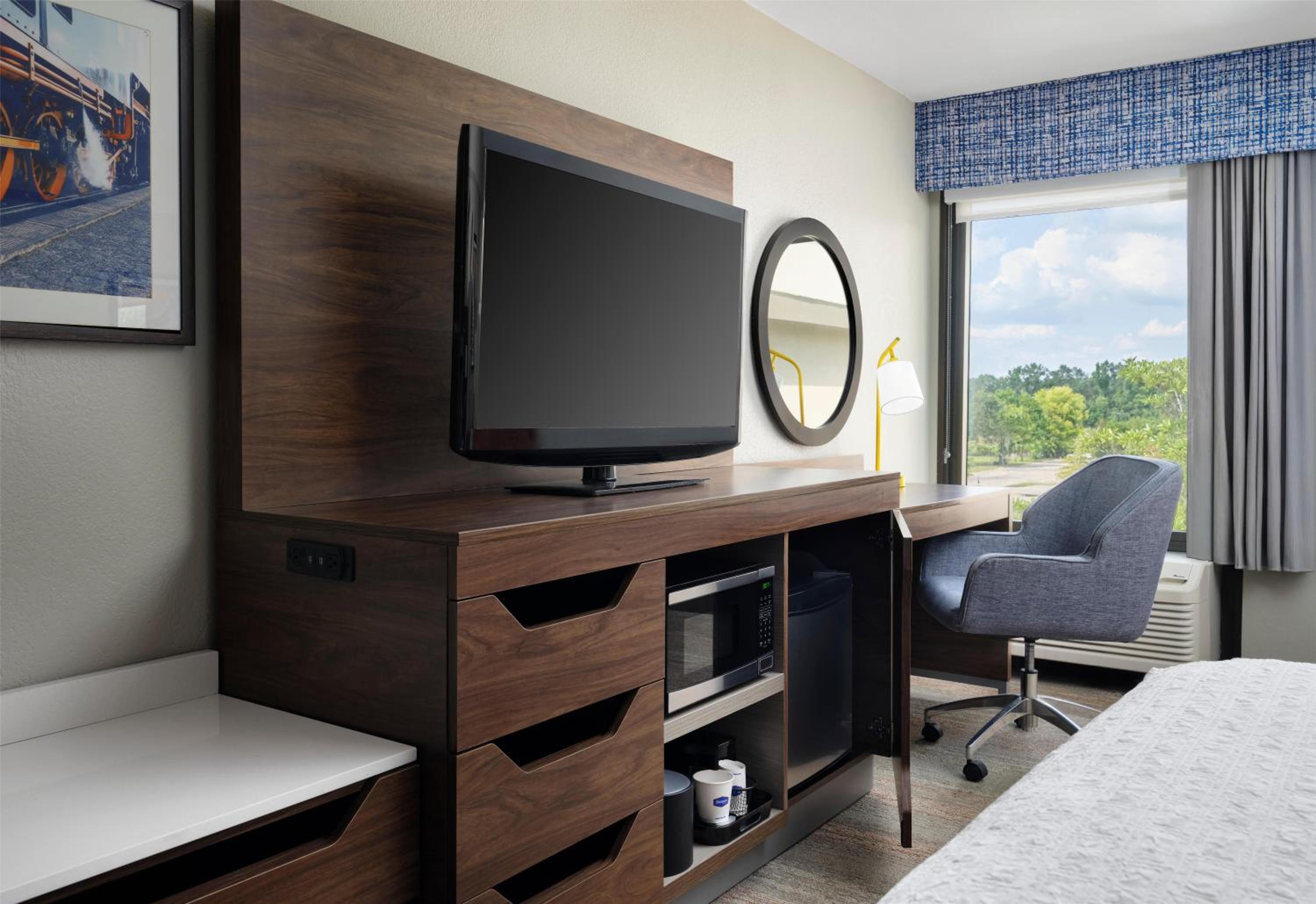 King Room with Sofa Bed and Study - Non-Smoking - Photo 4