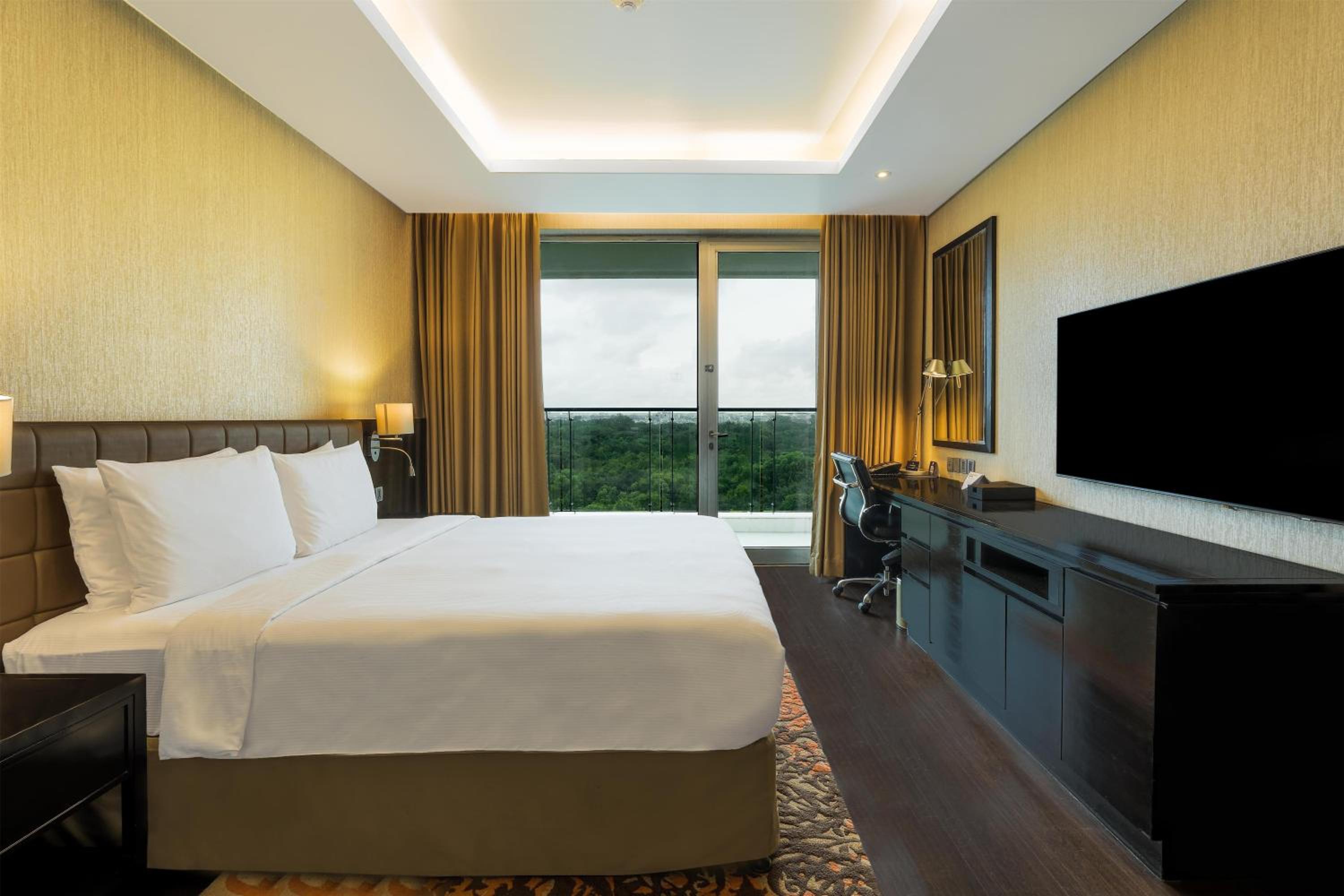 One-Bedroom Premium King Suite with Balcony photo 1