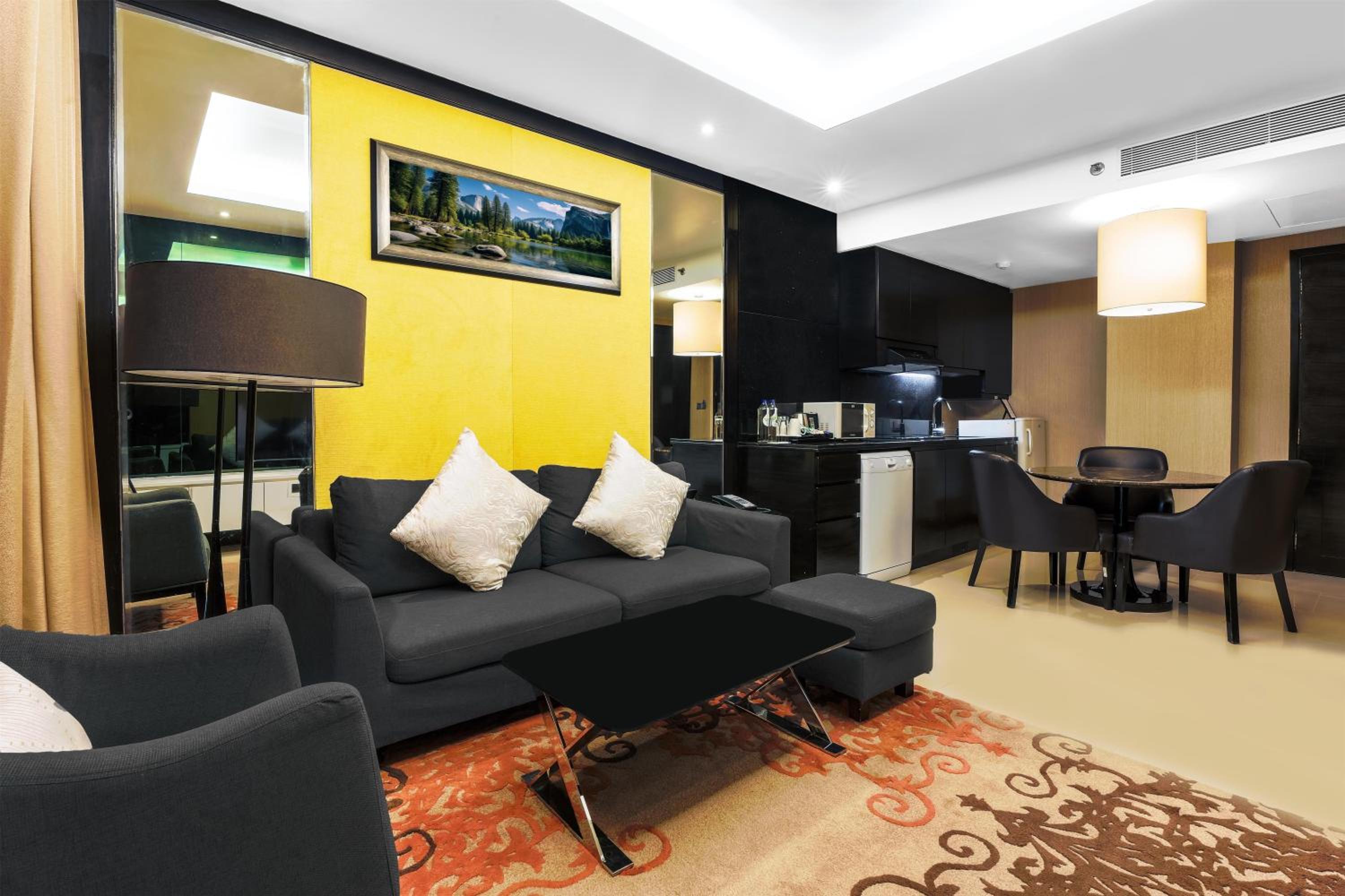 One-Bedroom Premium King Suite with Balcony photo 2