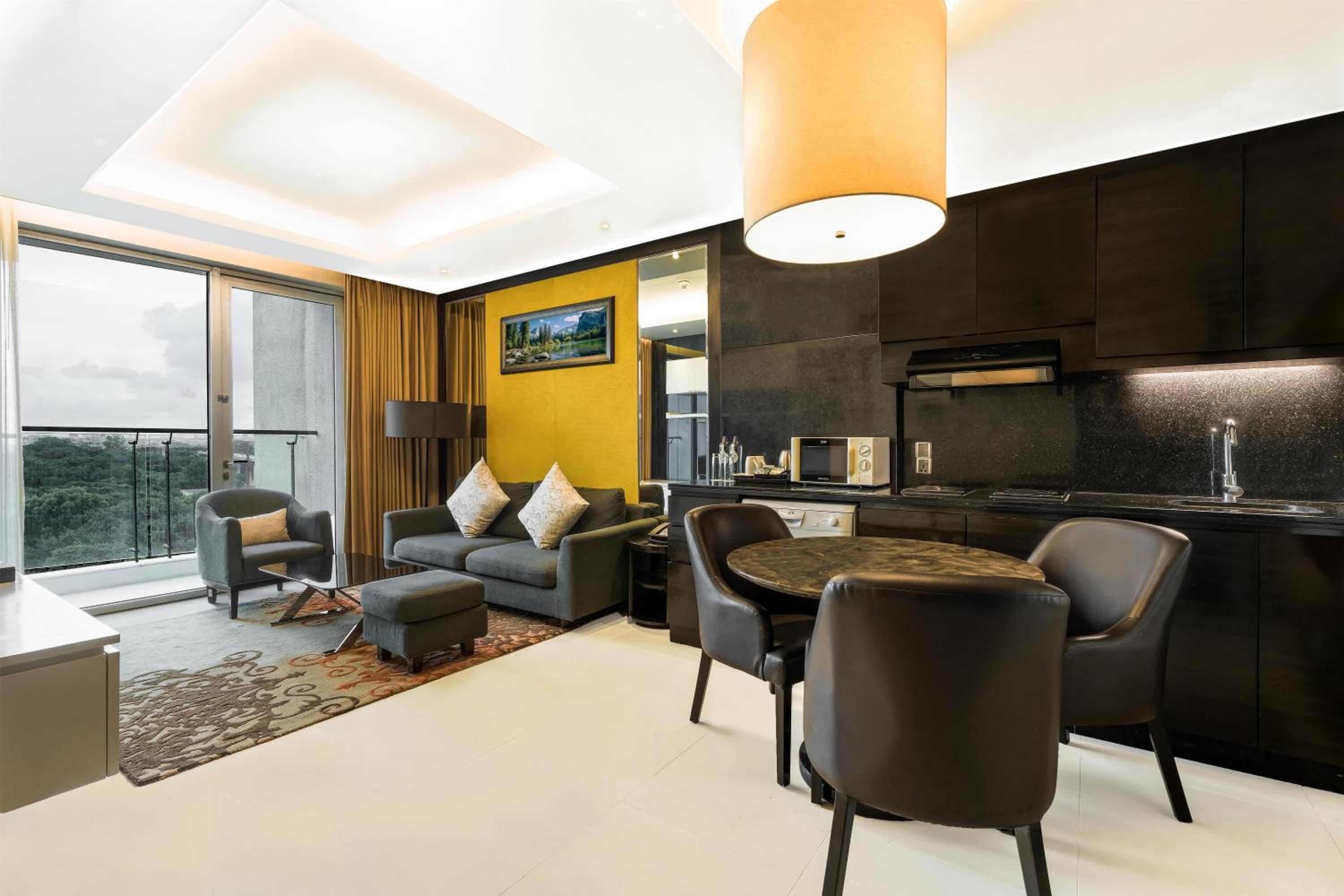 One-Bedroom Premium King Suite with Balcony photo 3