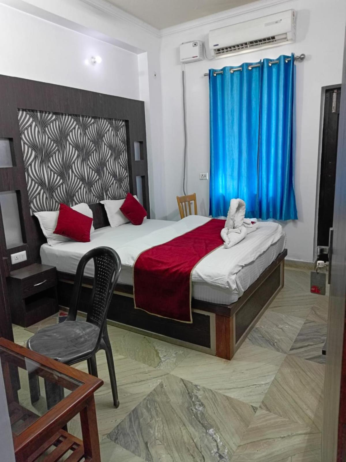 Deluxe Double Room (2 Adults + 1 Child) photo 3