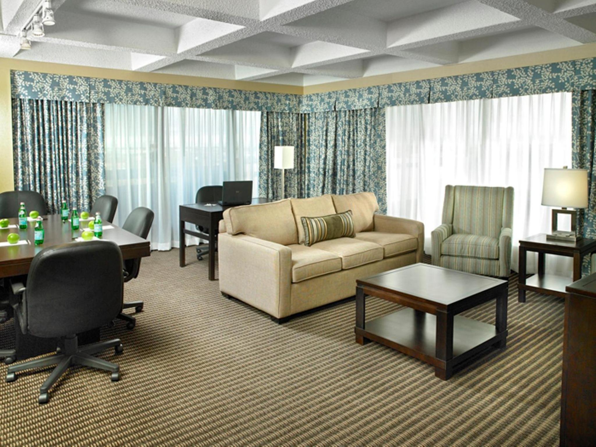 Queen Suite - Non-Smoking - Photo 3