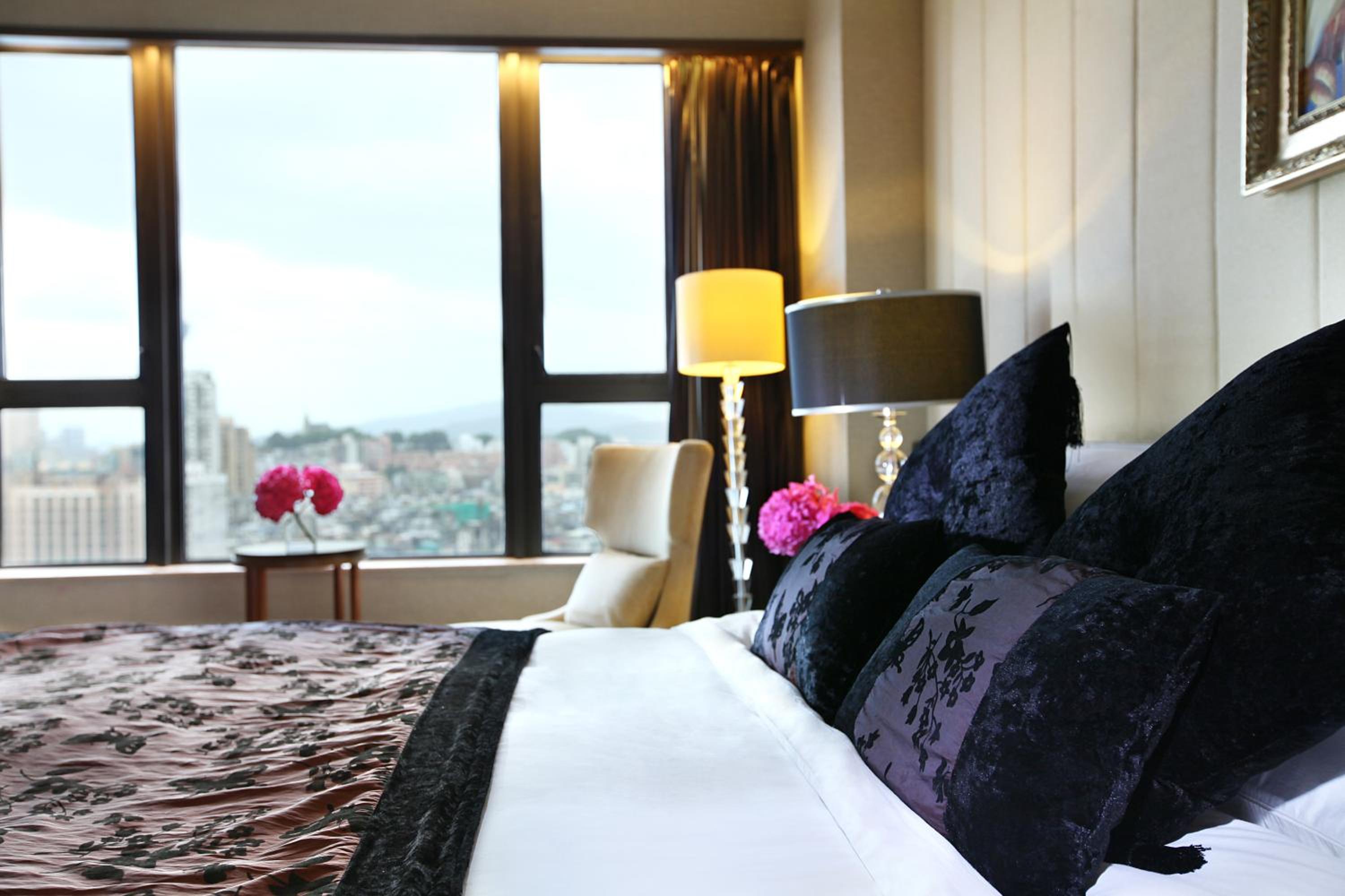 Superior King Room with City View - Photo 4