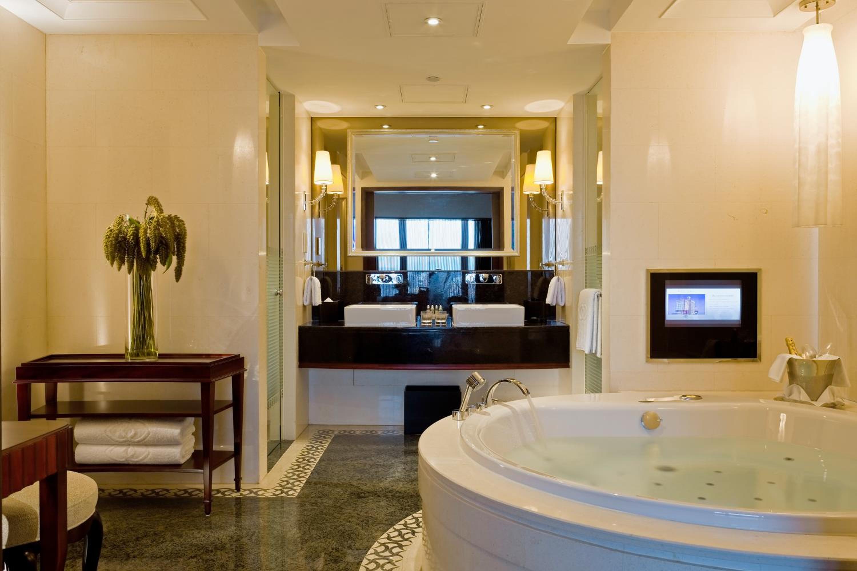 Prestige King Suite with Privilege Benefit - Photo 2