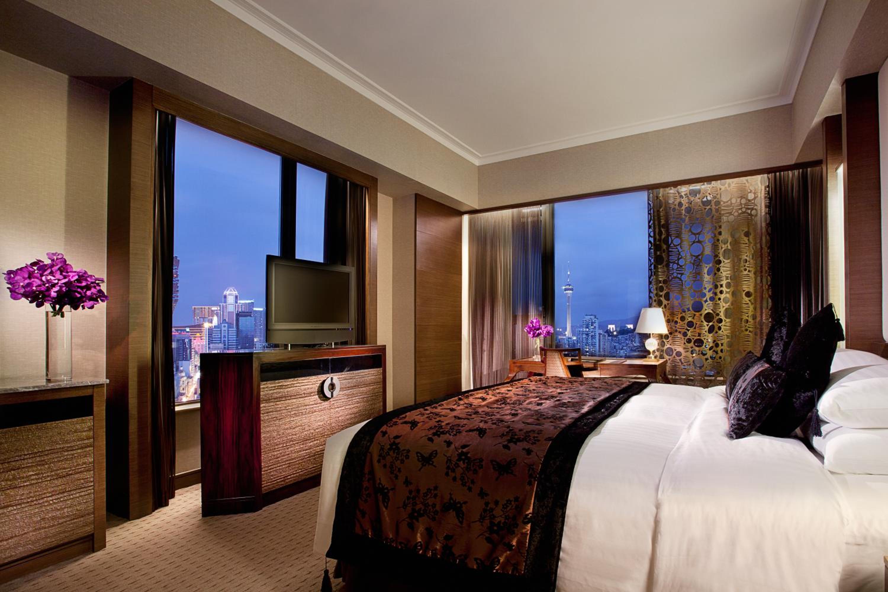 Prestige King Suite with Privilege Benefit - Photo 1