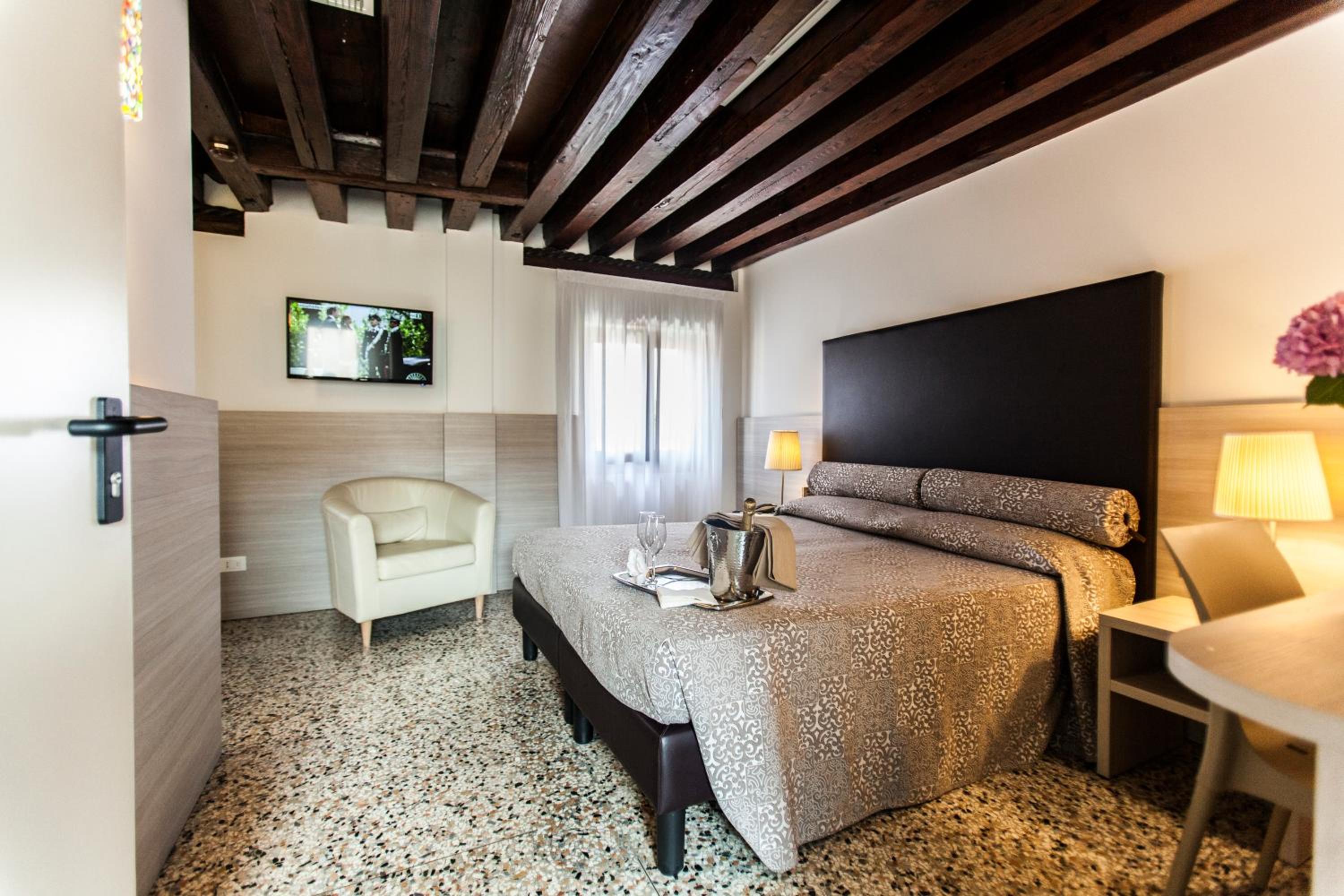 Double or Twin Room photo 1