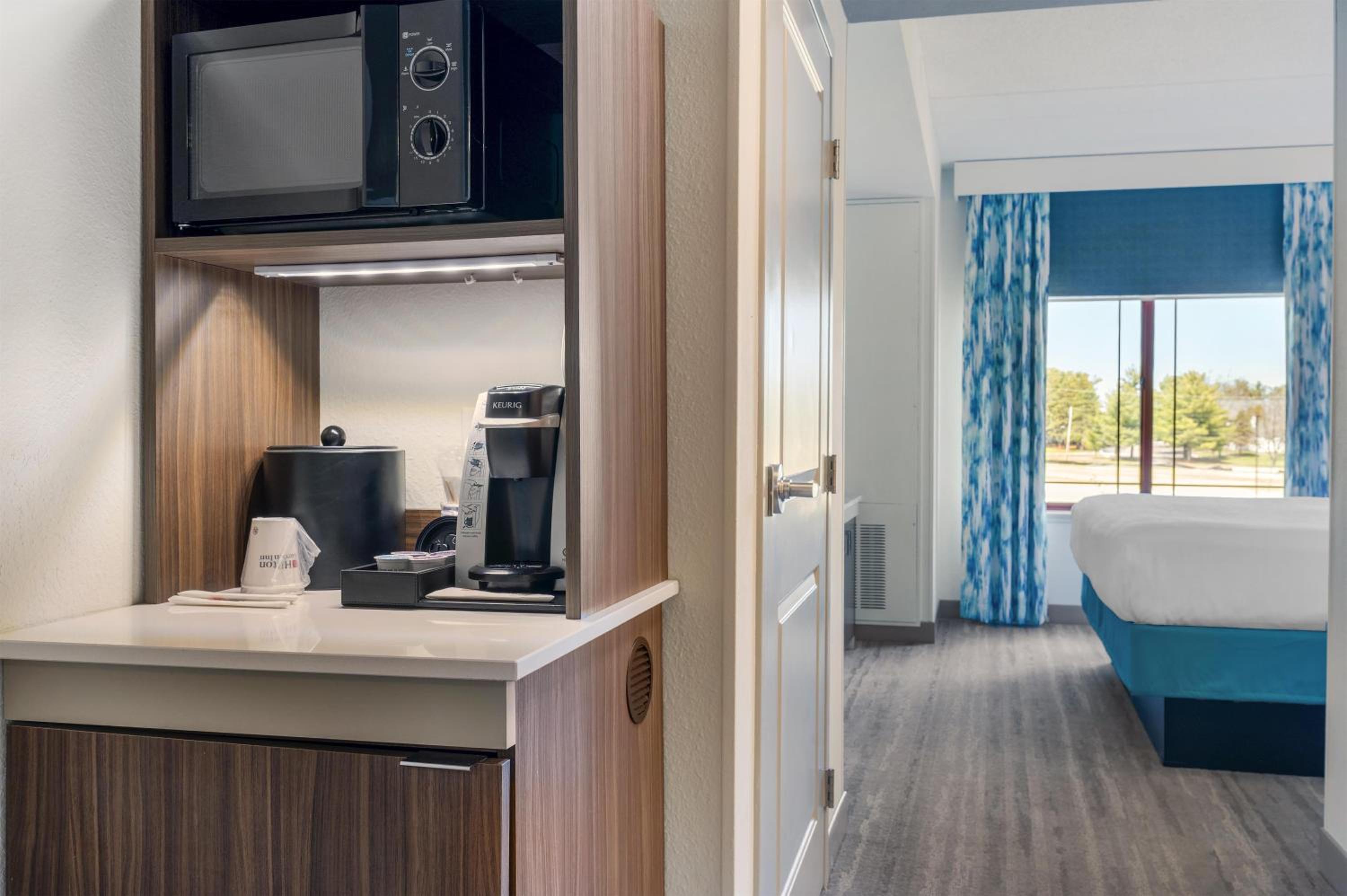 King Studio Suite with Sofa and Balcony - Photo 3