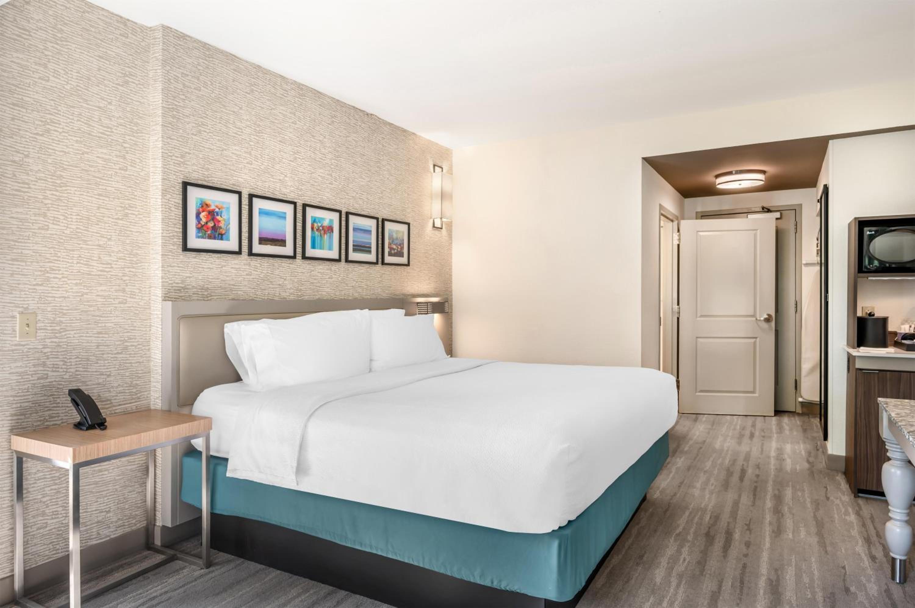 King Room with Balcony - Photo 2