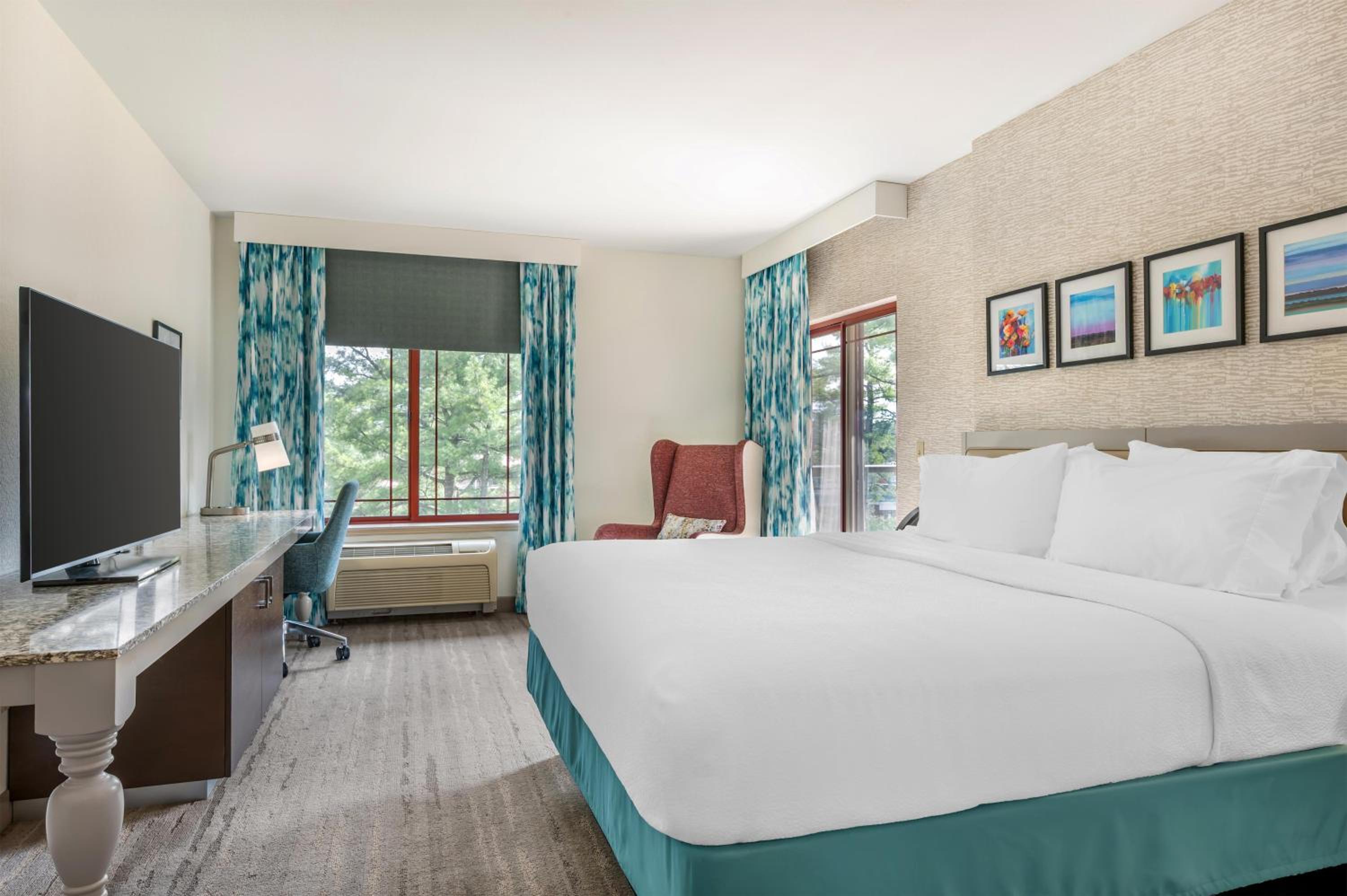 King Room with Balcony - Photo 3