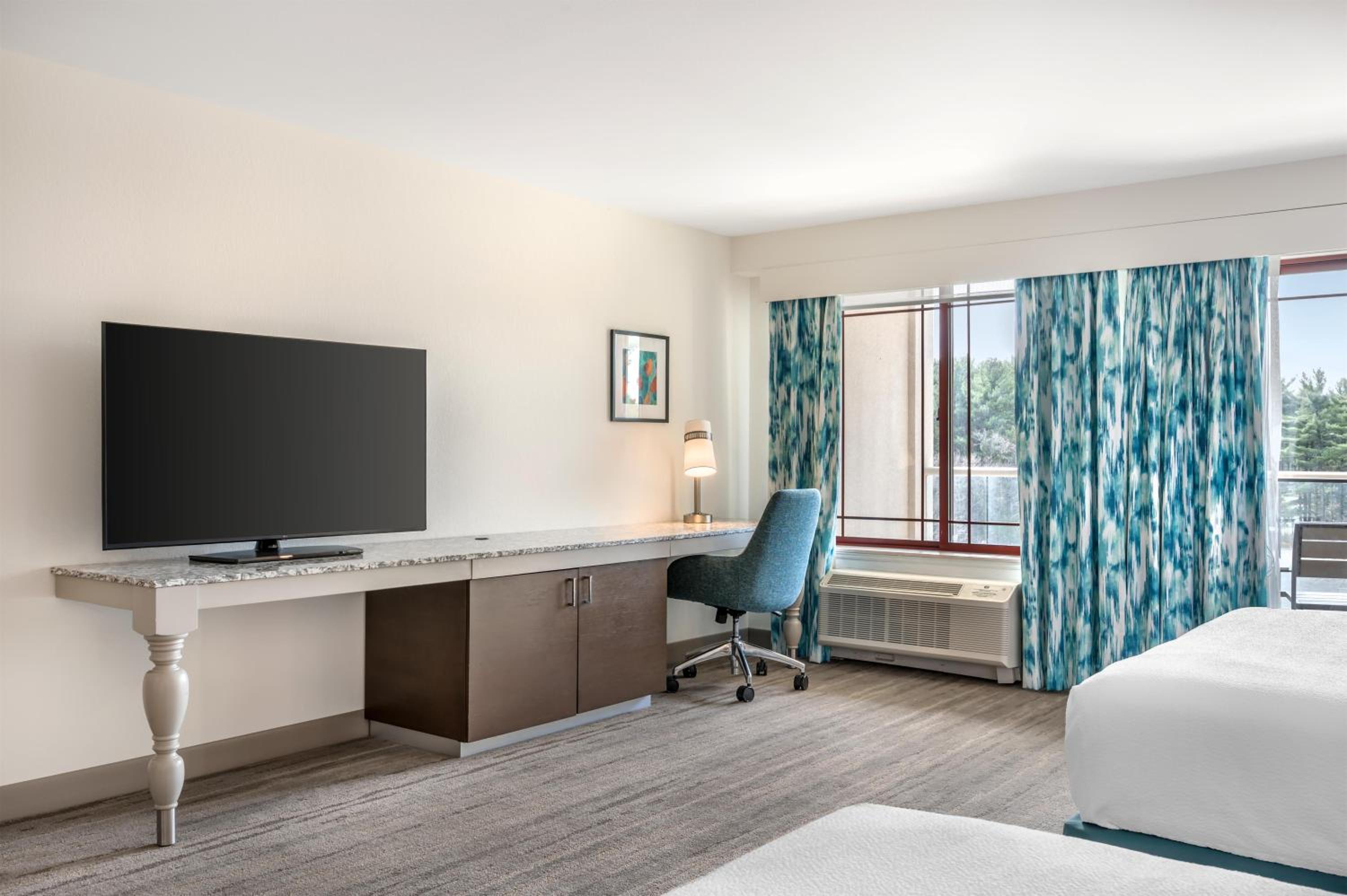 Queen Room with Two Queen Beds and Balcony - Mobility Accessible photo 2