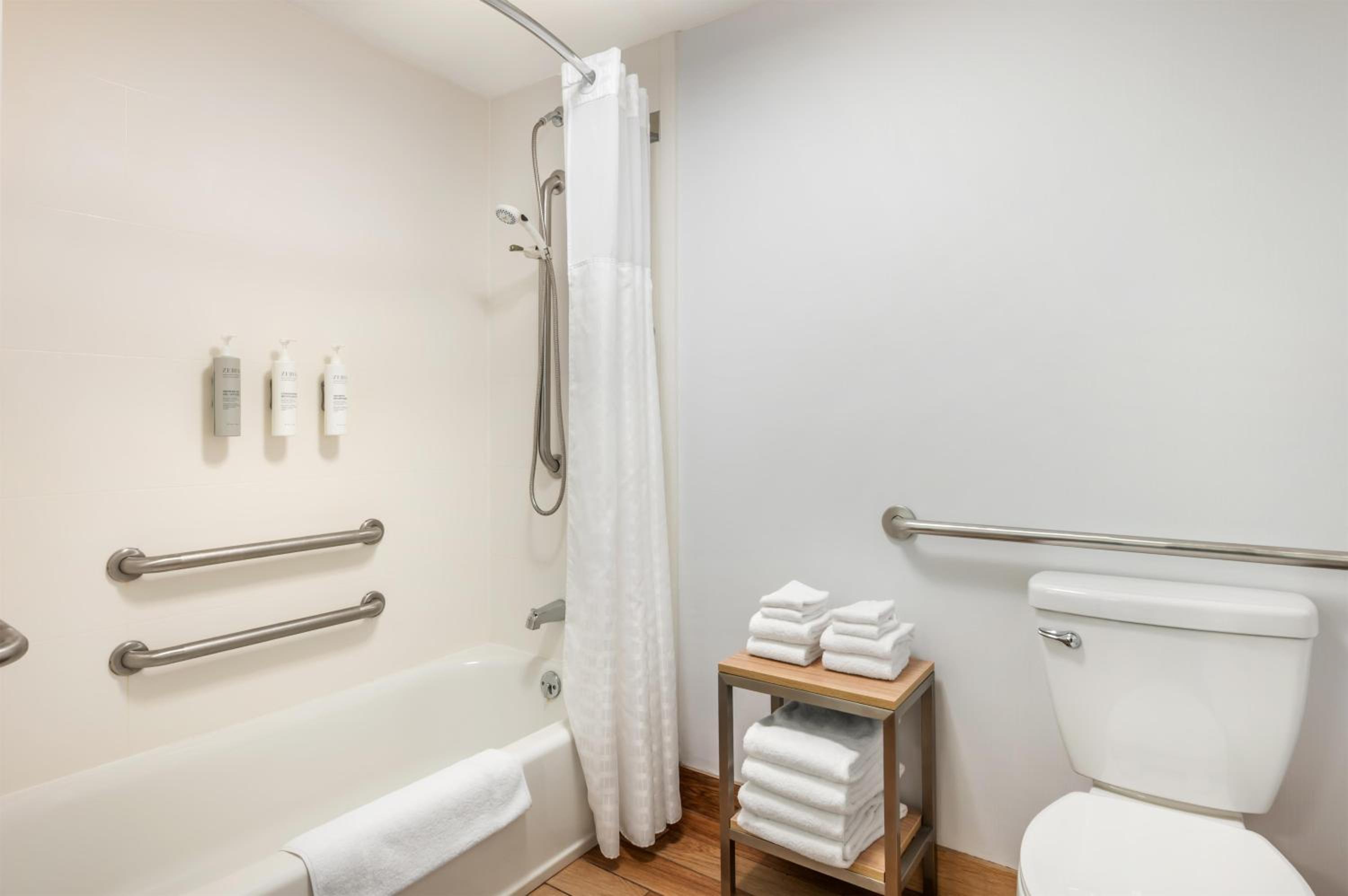 Queen Room with Two Queen Beds and Balcony - Mobility Accessible photo 3
