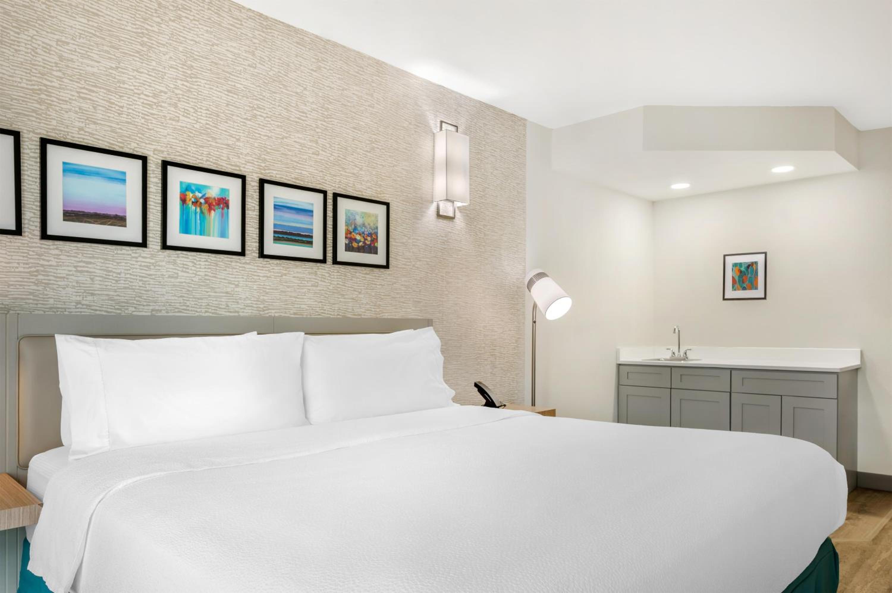 King Room with Balcony and Wet Bar - Photo 6