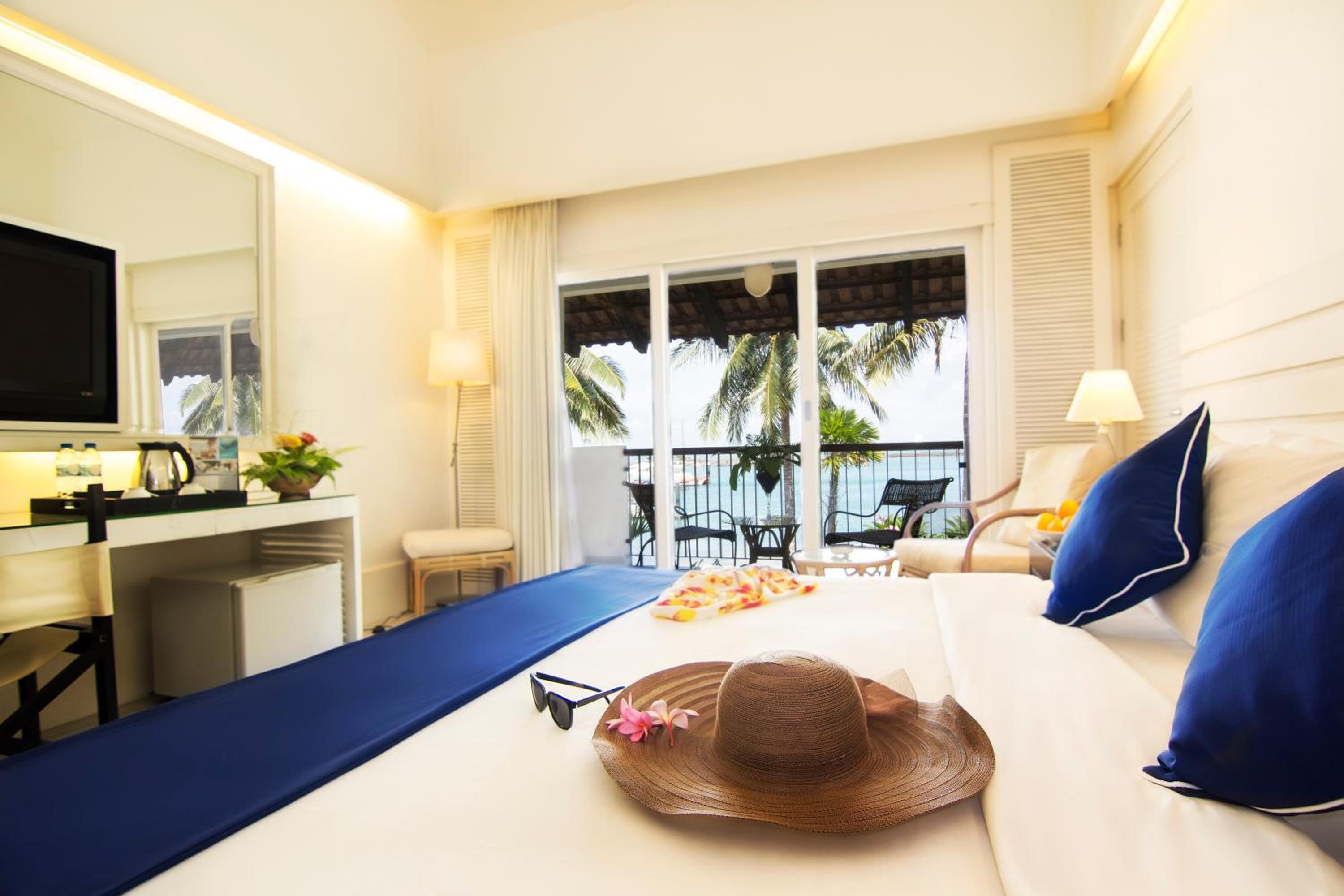 Deluxe Room with Sea View - Photo 10
