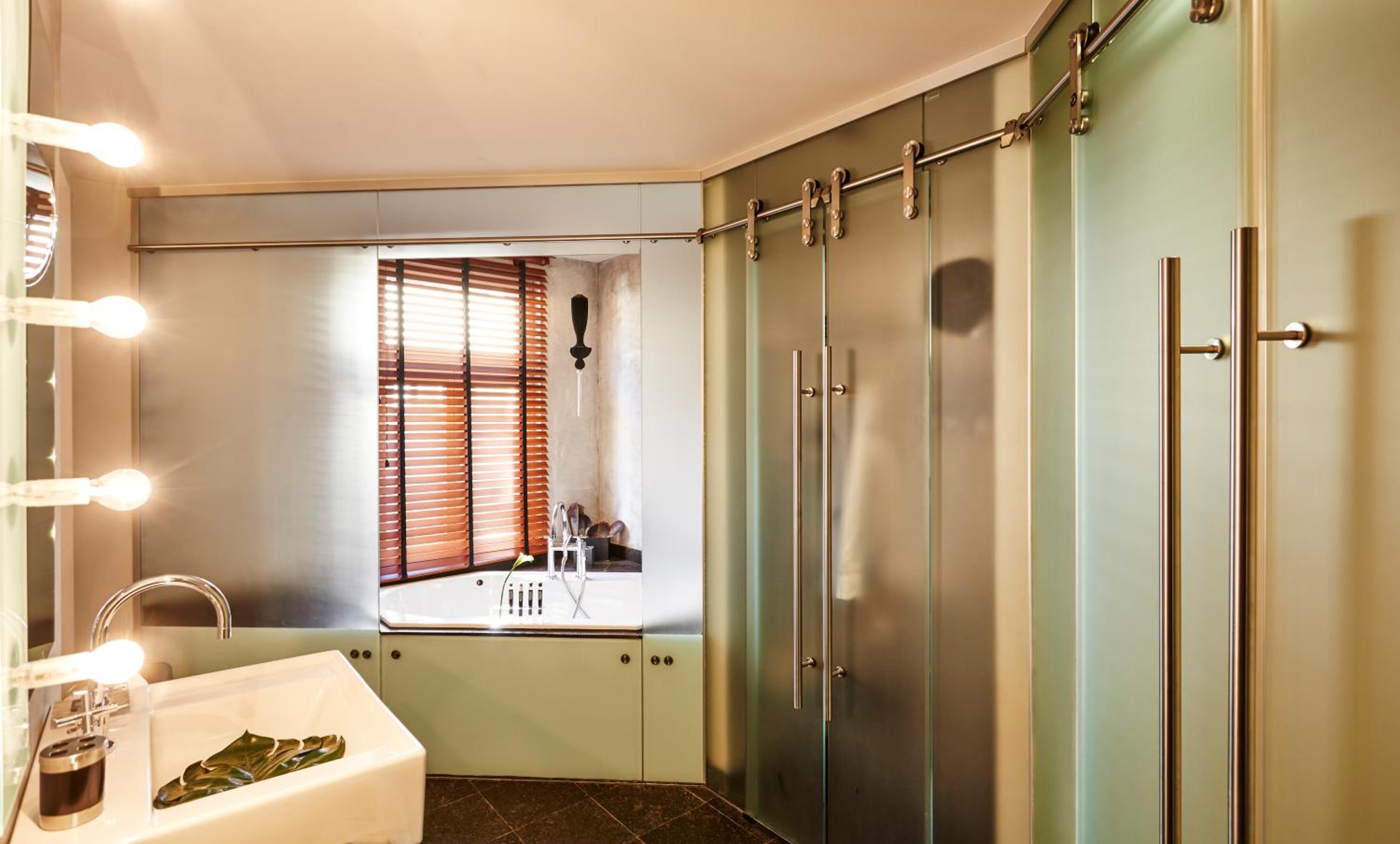 Double Room with Spa Bath - Photo 3