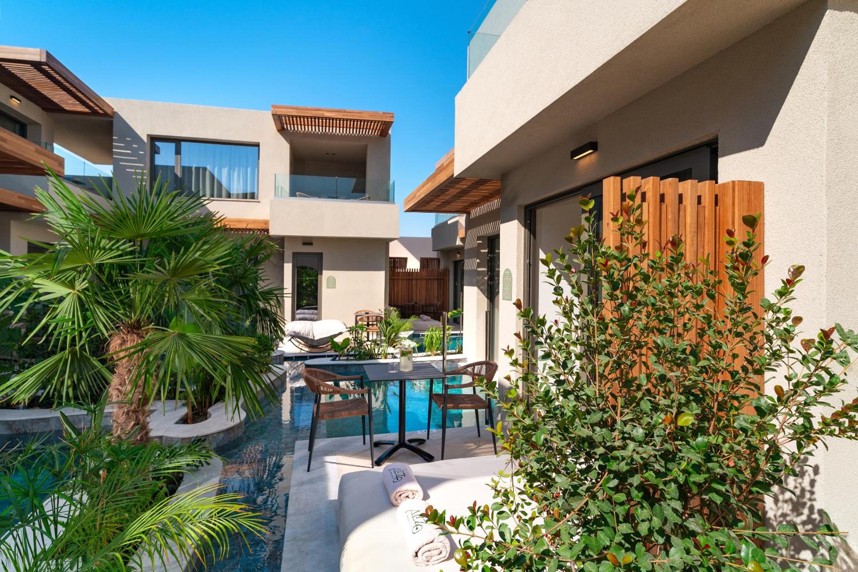 Luxury Suite with Heated Swim Up Pool