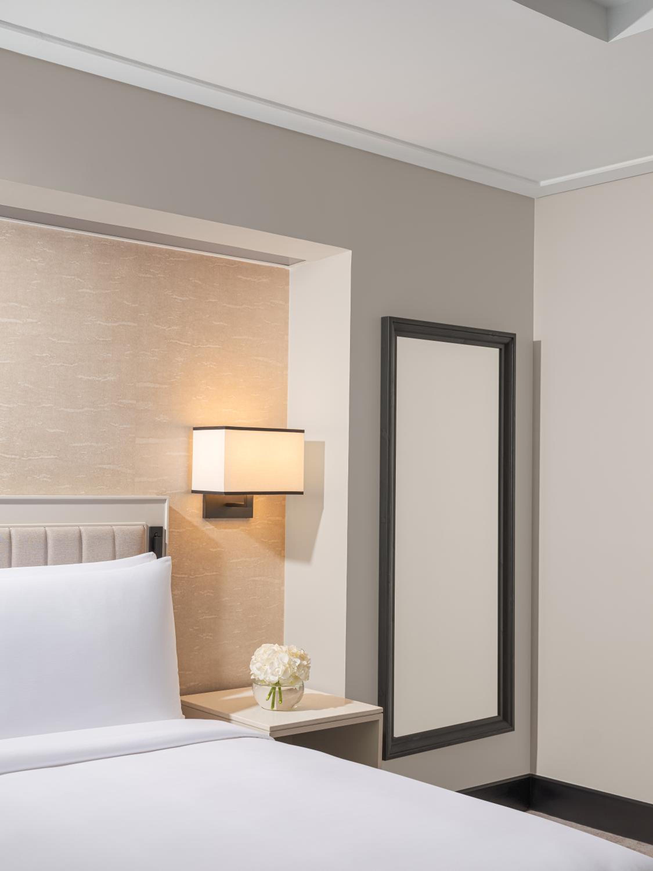 Deluxe Room King City View - Photo 3