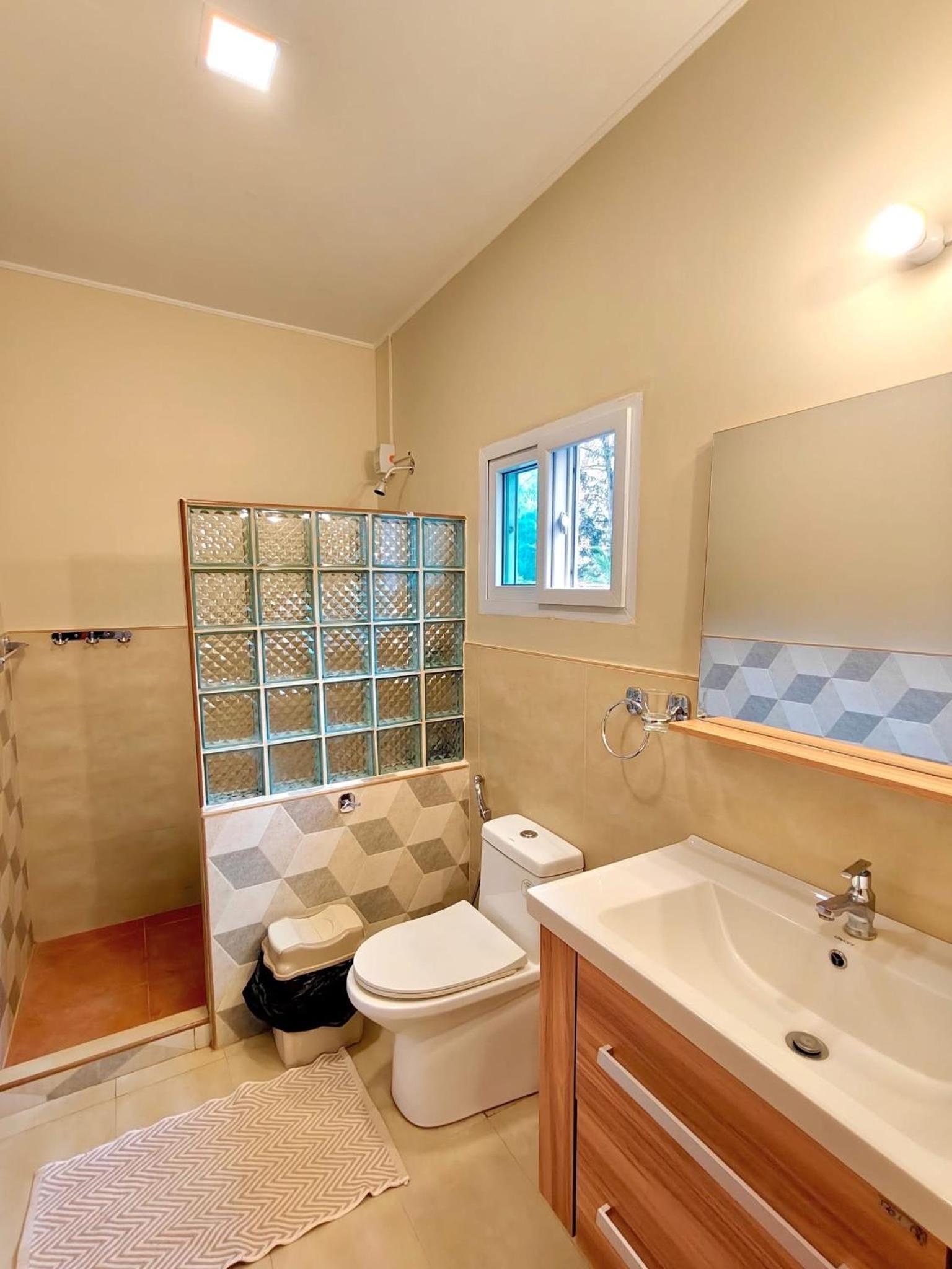 Family Room with Private Bathroom photo 3