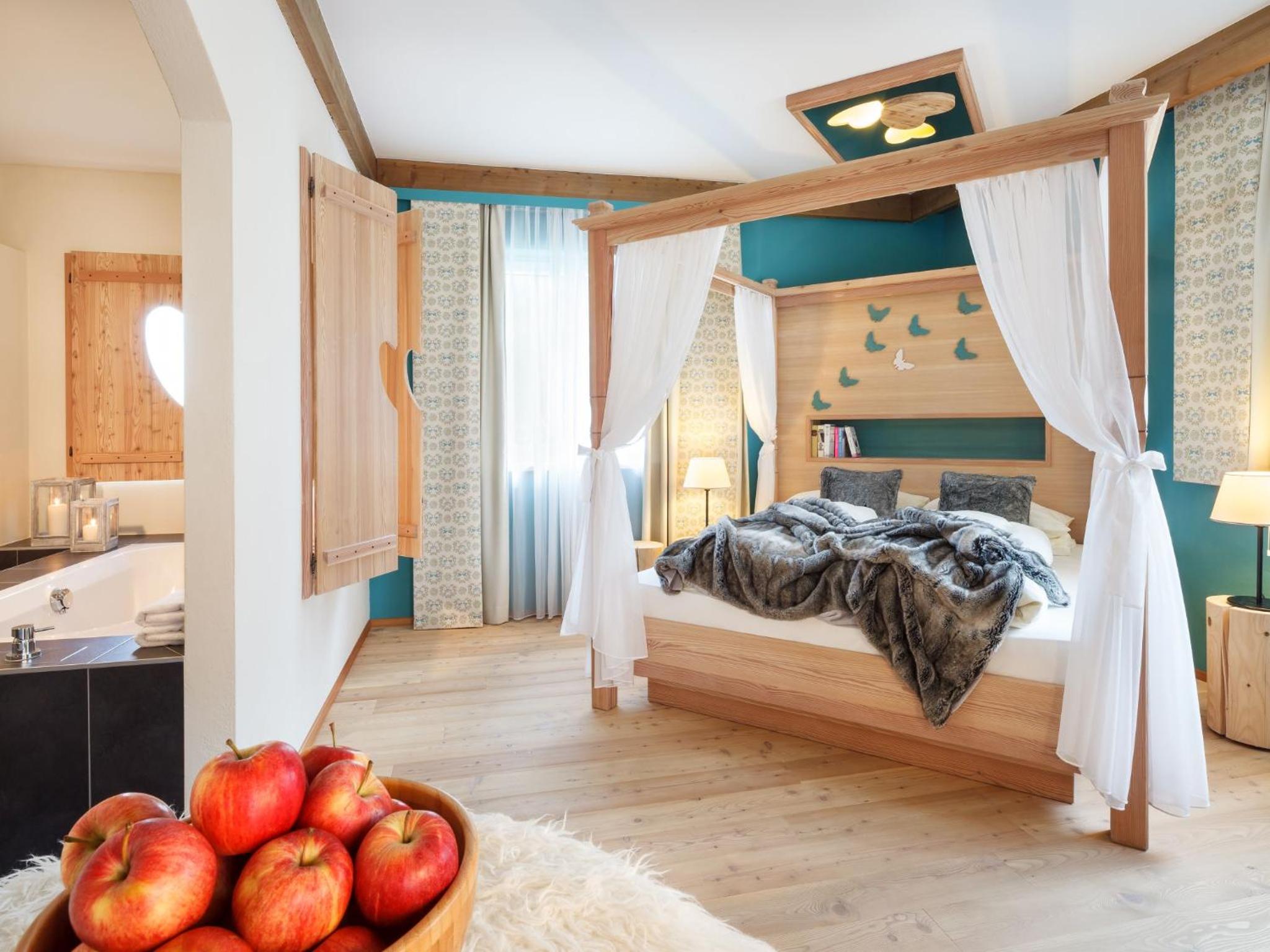 Honeymoon Suite - Photo 4