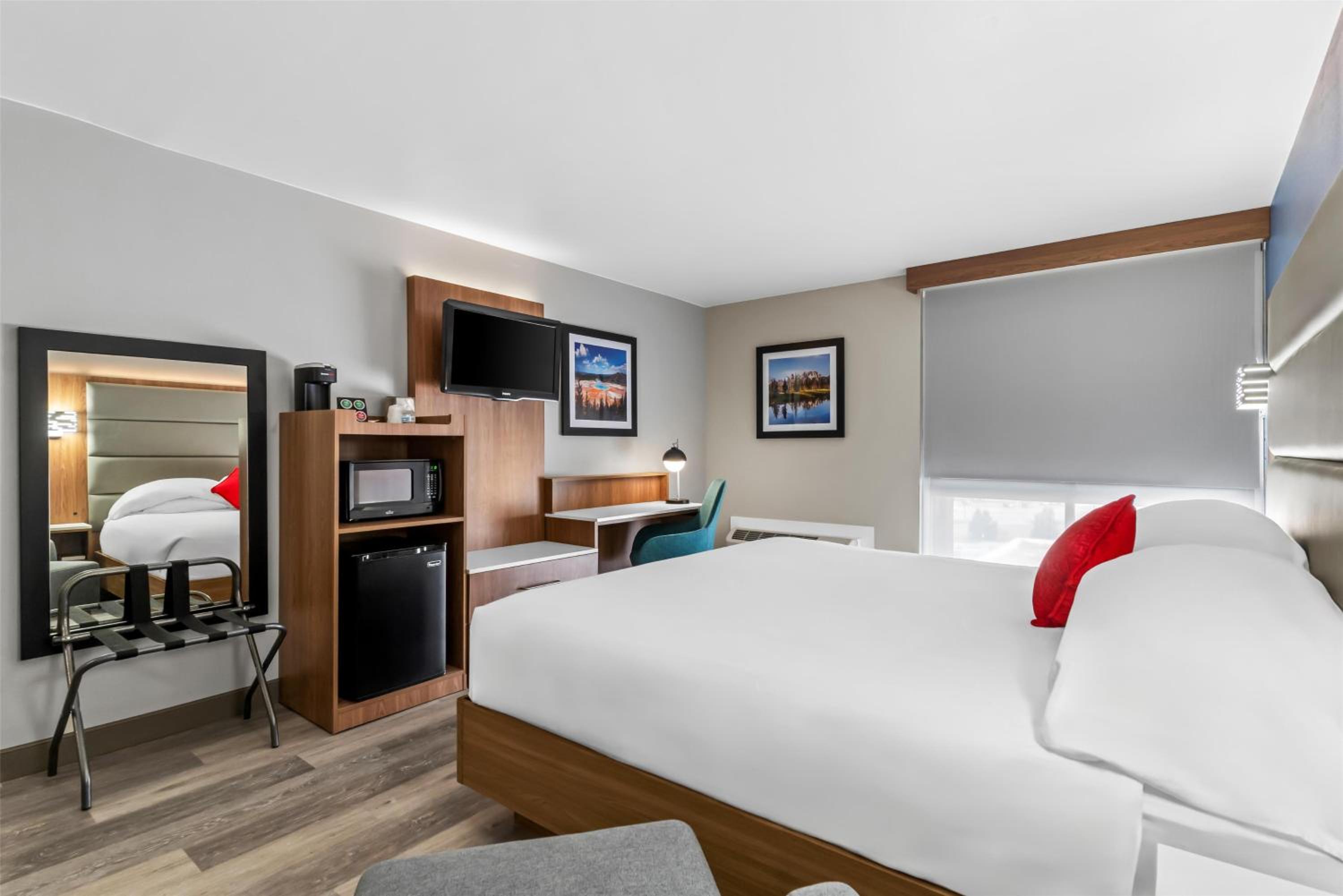 Deluxe Queen Room - Photo 6