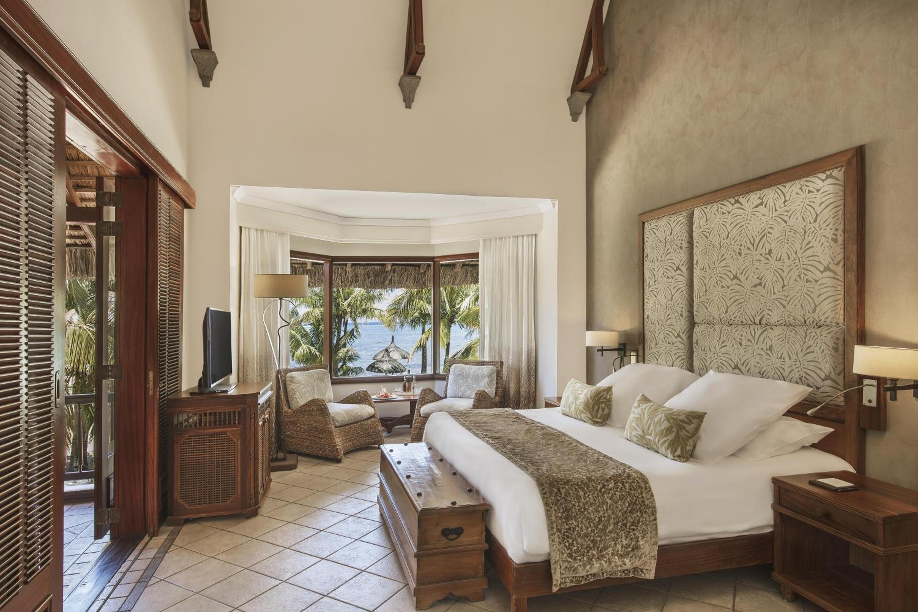 Junior Suite Beachfront (2 Adults + 2 children)