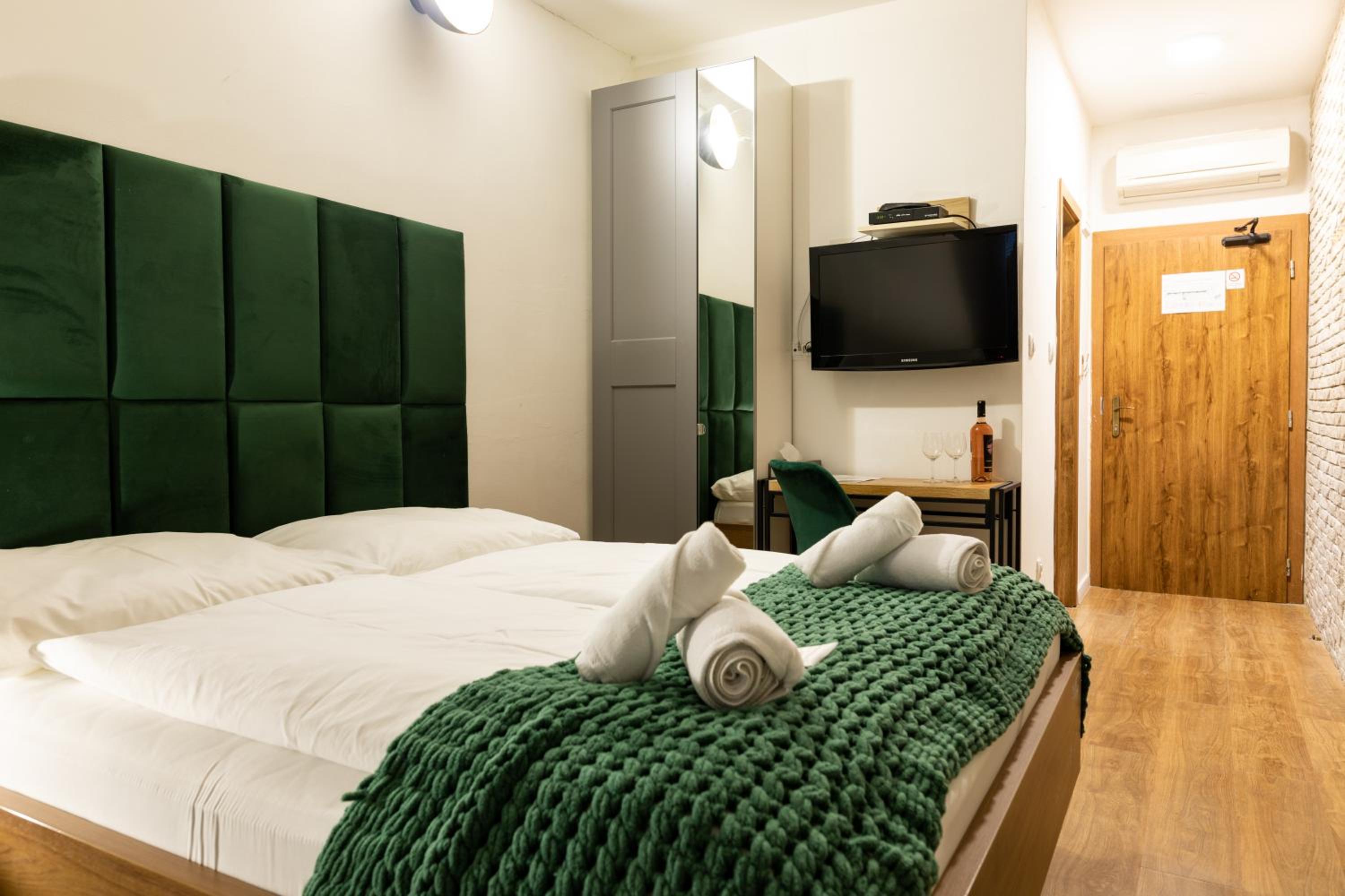 Double Room with Private Bathroom photo 1