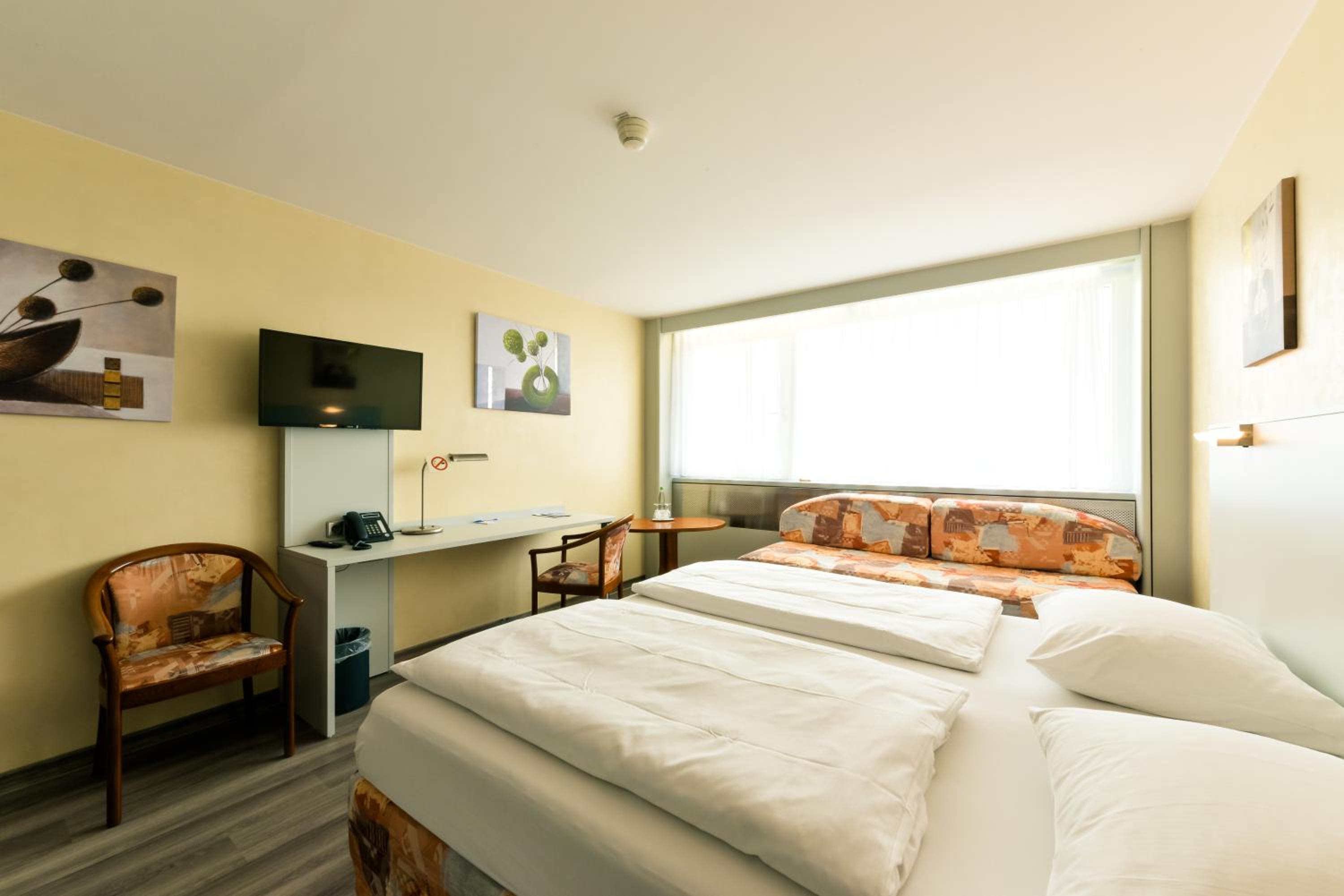 Twin Room with City View photo 2