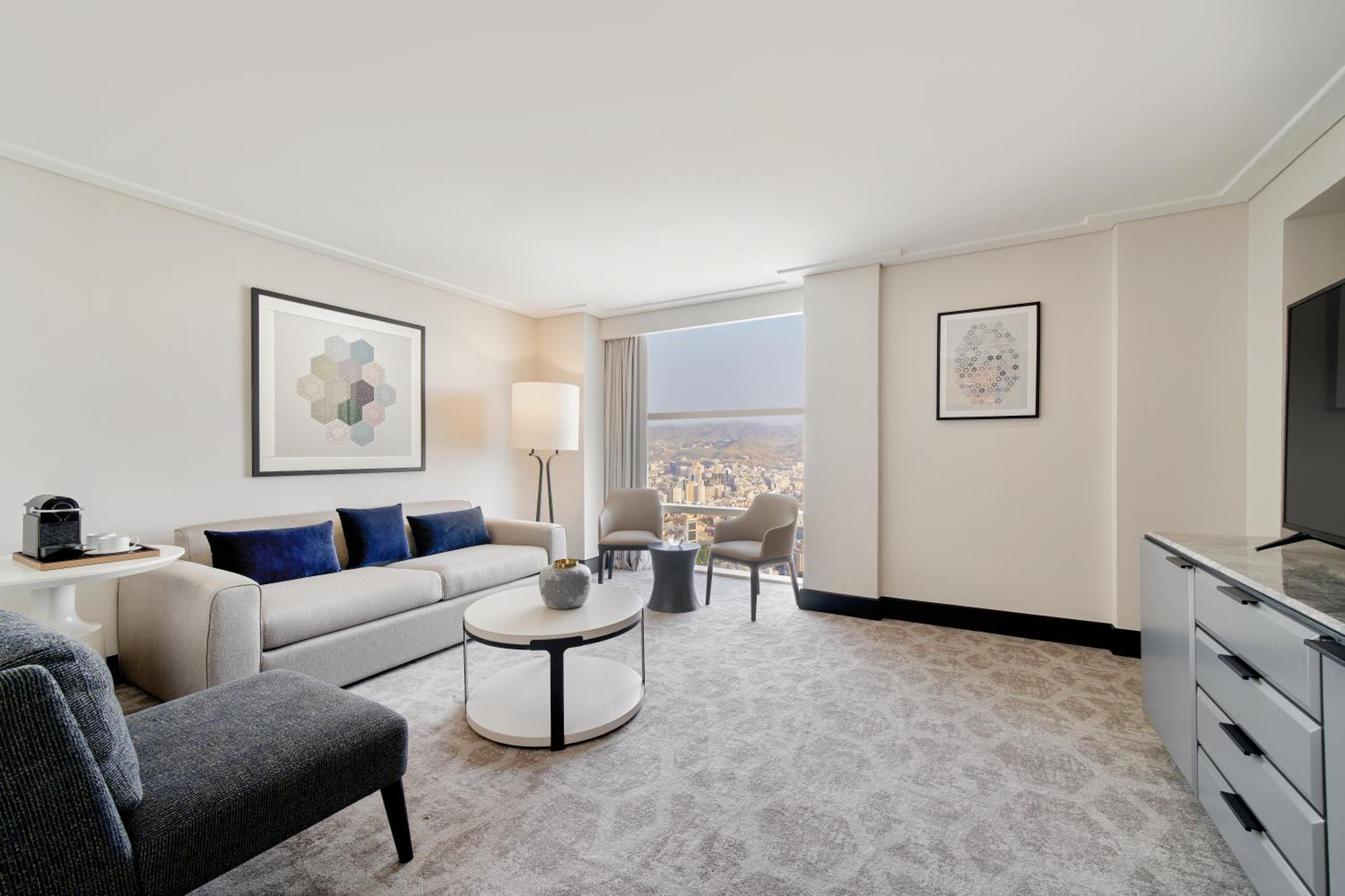 Executive Suite City View thumbnail 6