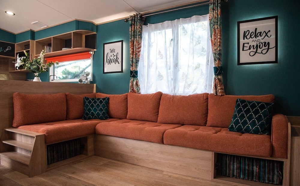 Burst of Blue 8 Berth Pet Free