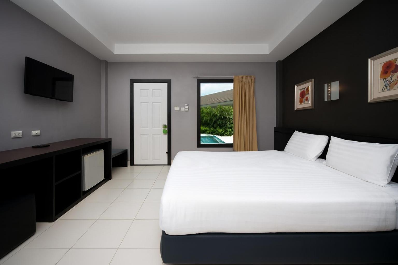 Deluxe Bungalow with Pool Access photo 3
