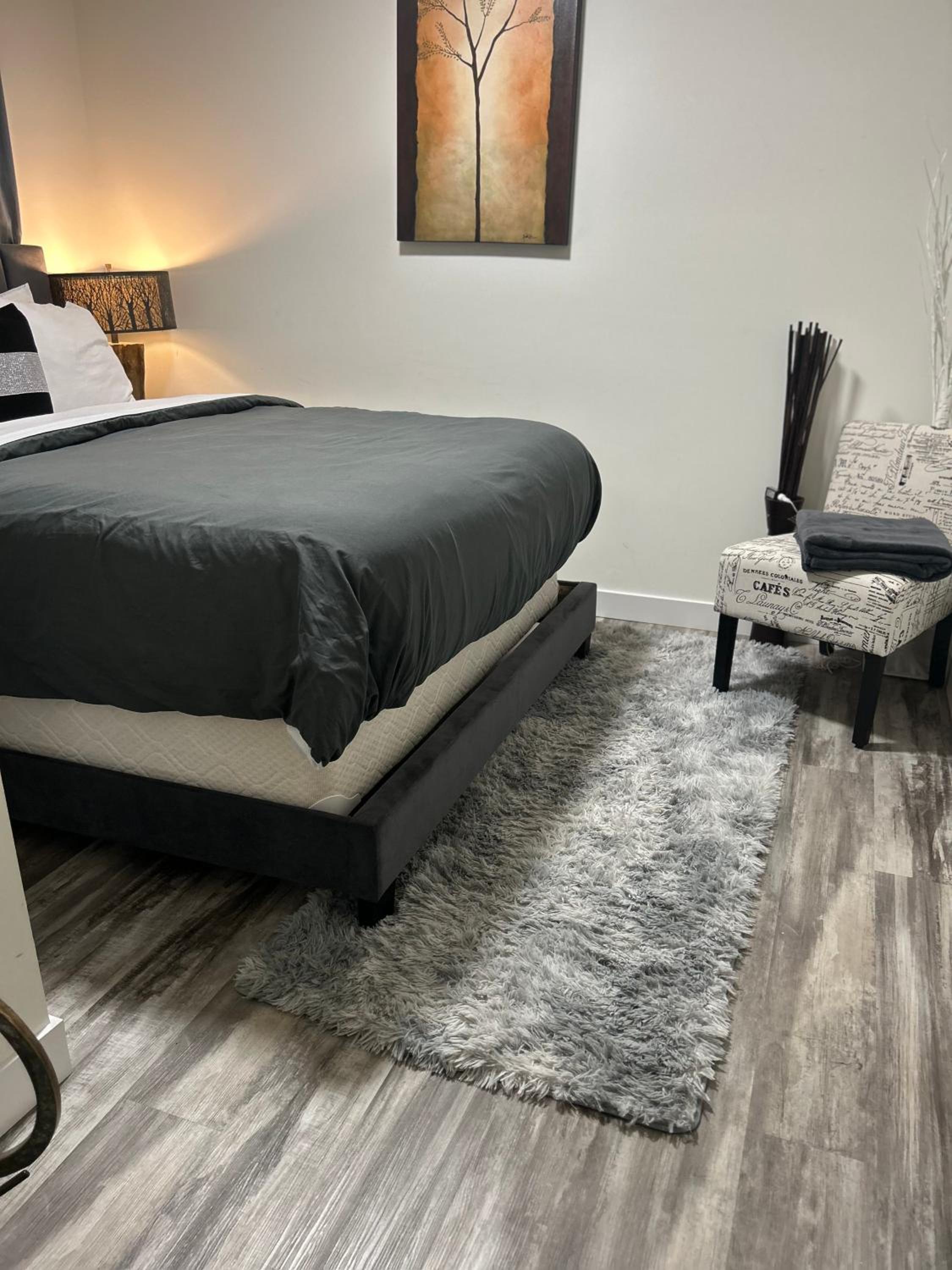 Queen Room with Shared Bathroom photo 3