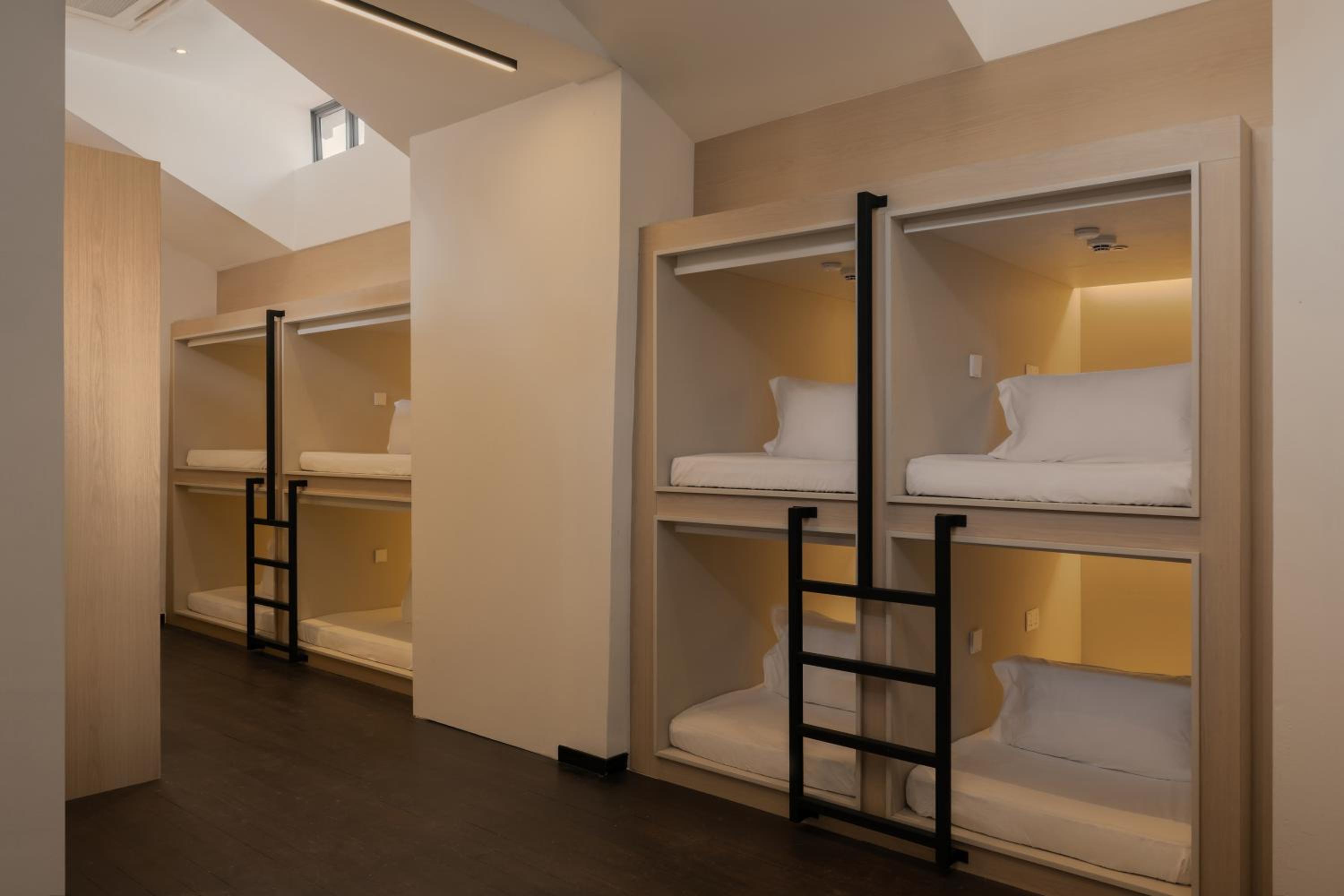 Single Capsule in Mixed Room photo 1