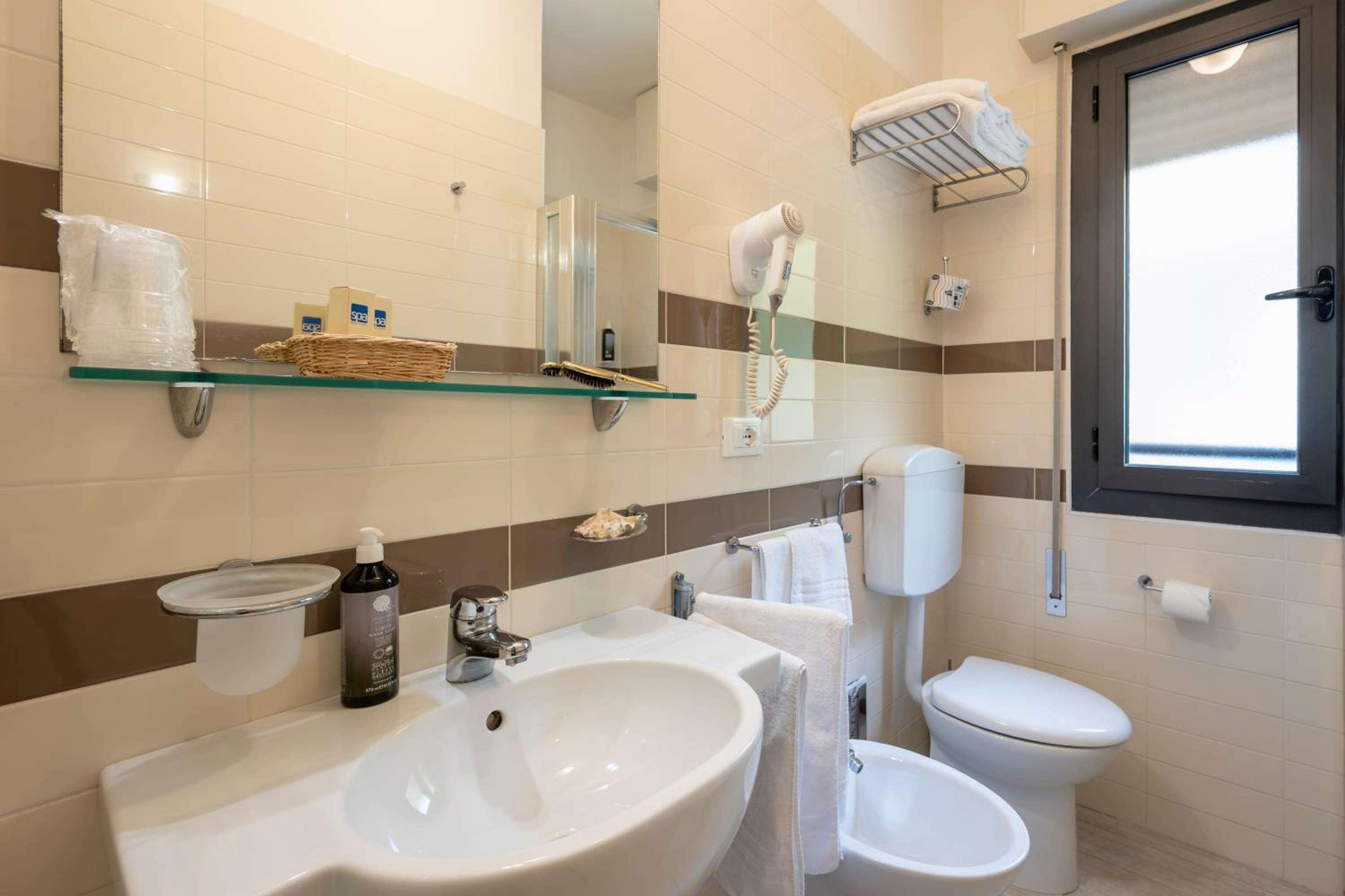 Double or Twin Room with Balcony - Photo 8