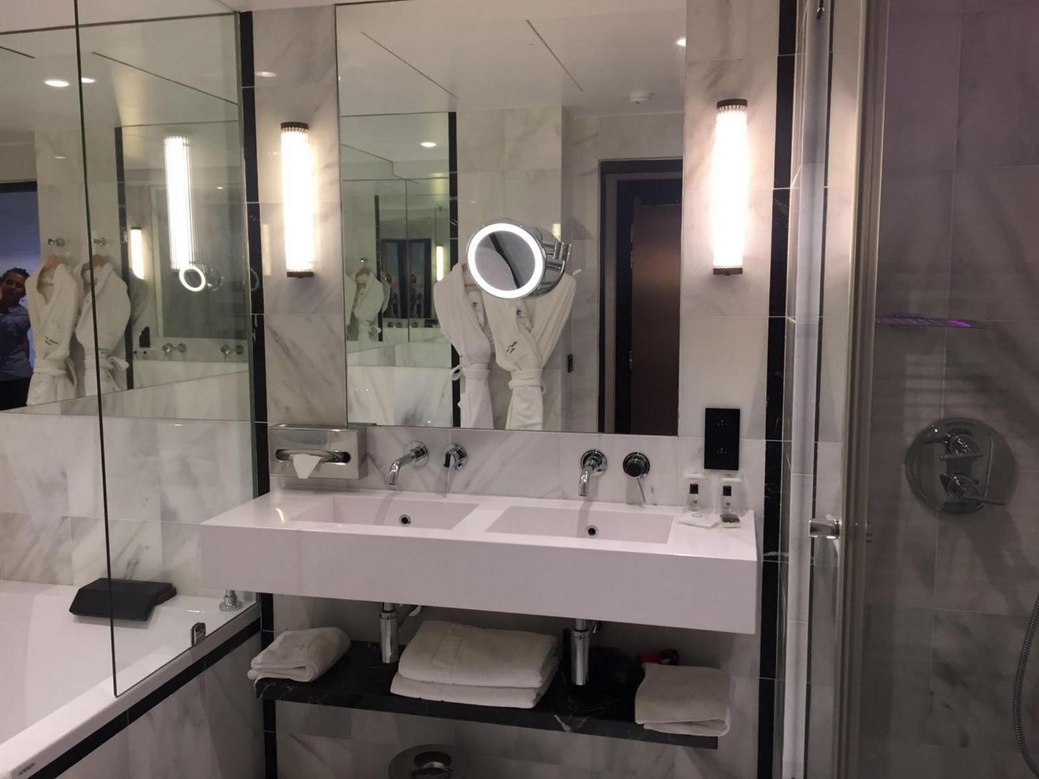 Junior Suite with Balcony - Photo 8