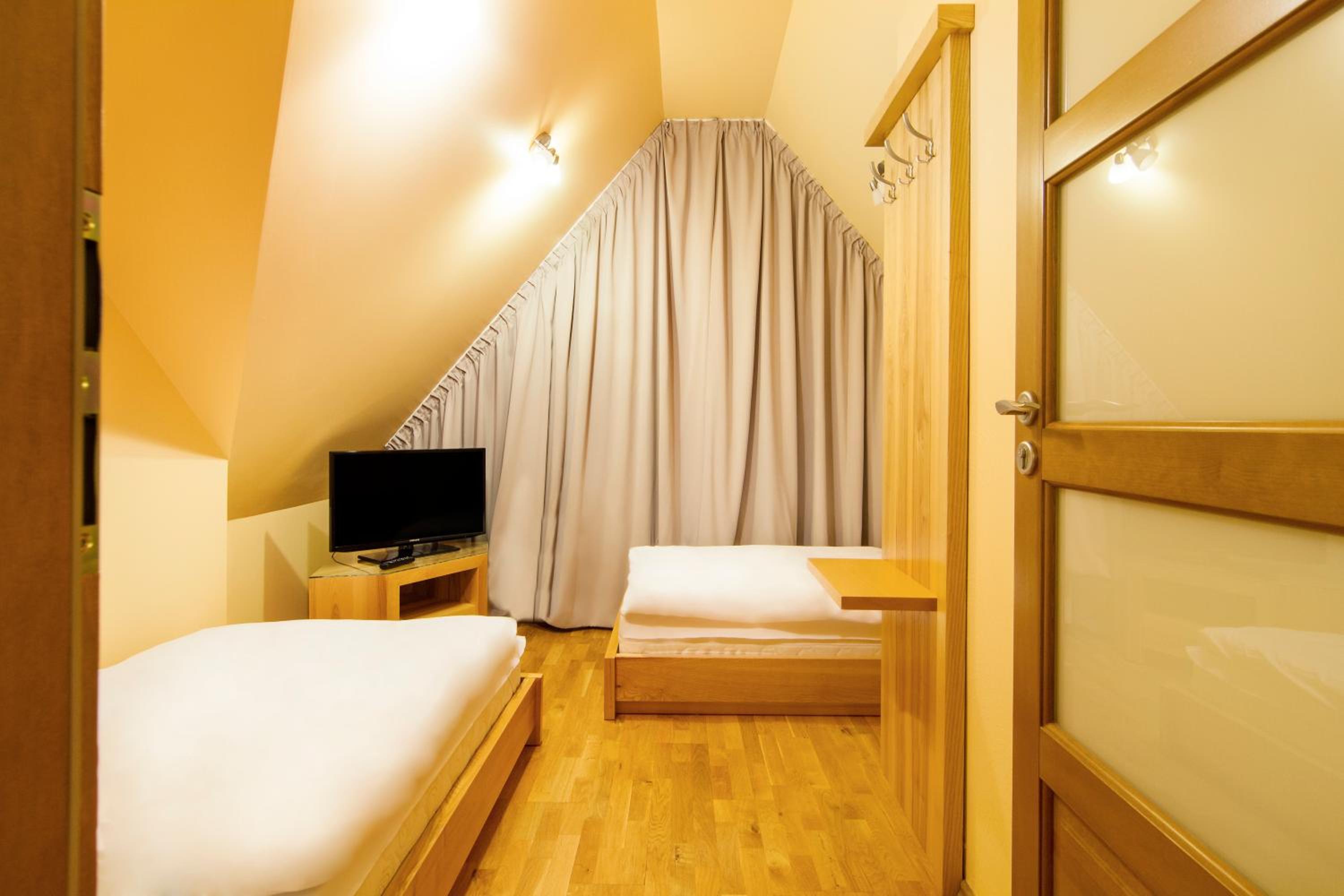 Budget Twin Room - Photo 7