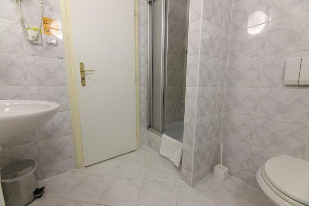 Budget Double Room photo 3