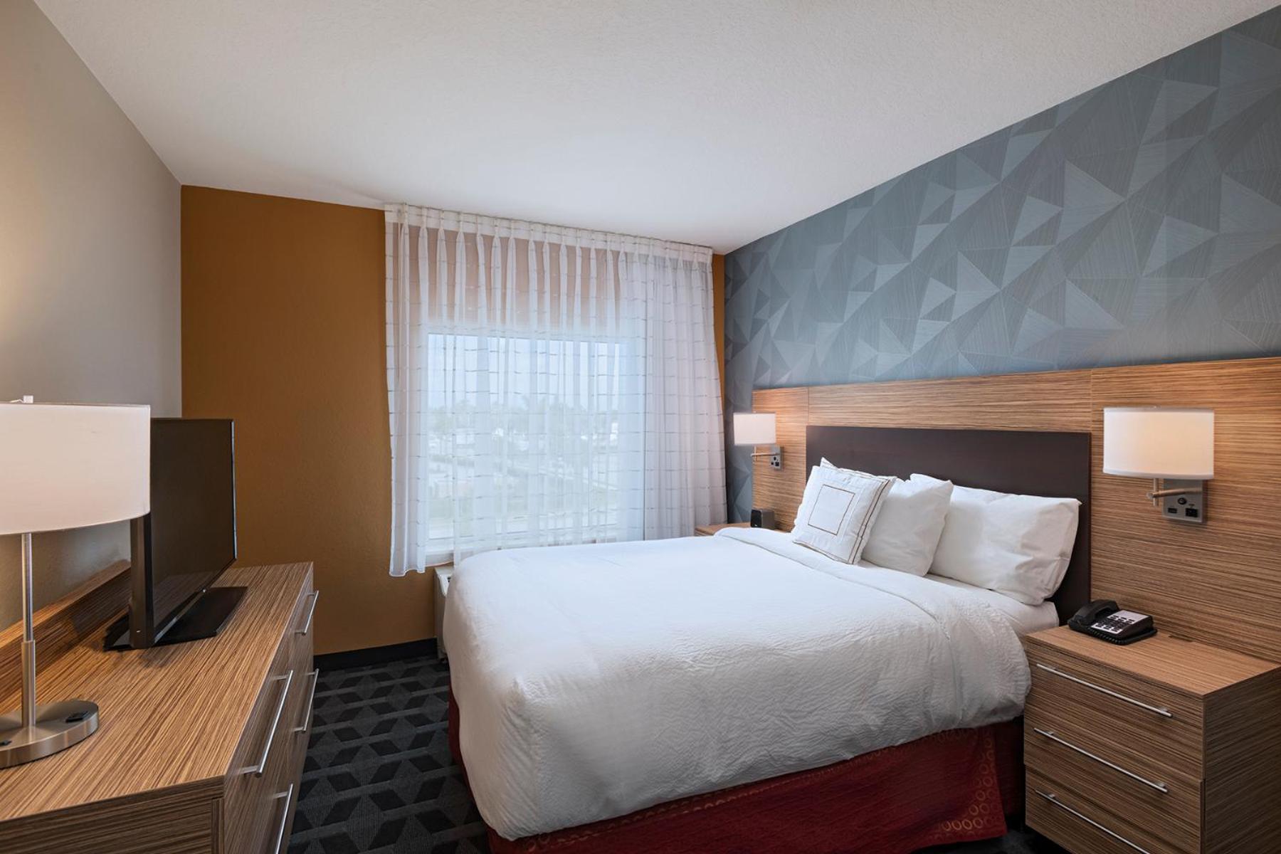 One-Bedroom Queen Suite - Mobility and Hearing Accessible - Photo 1