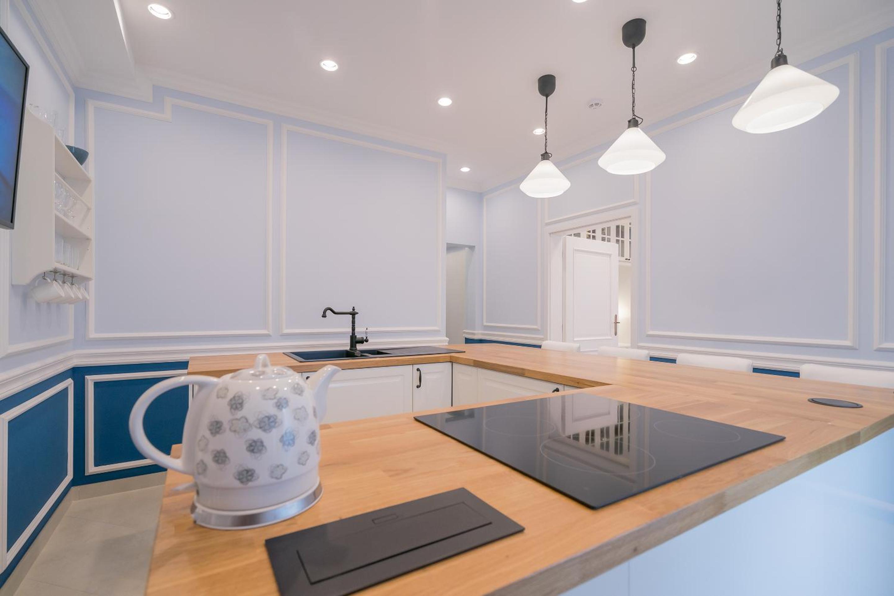 Suite "Azure" with Work Station