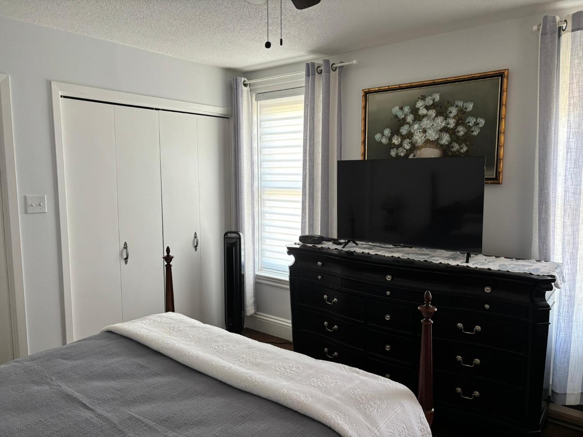 Queen Room photo 2