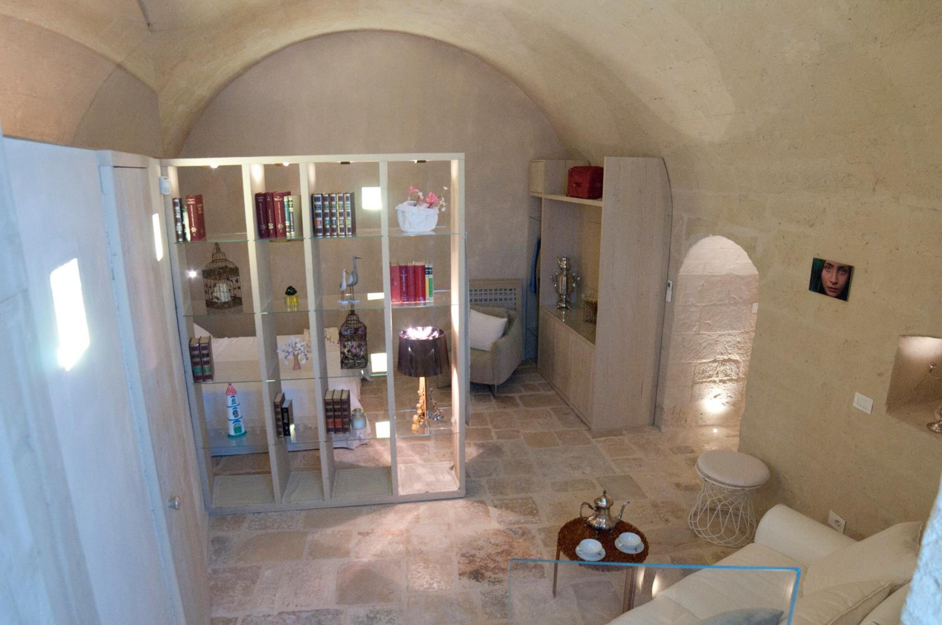 Suite with Hot Tub - Photo 5