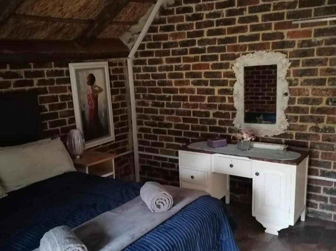 Comfort Queen Room - Photo 11
