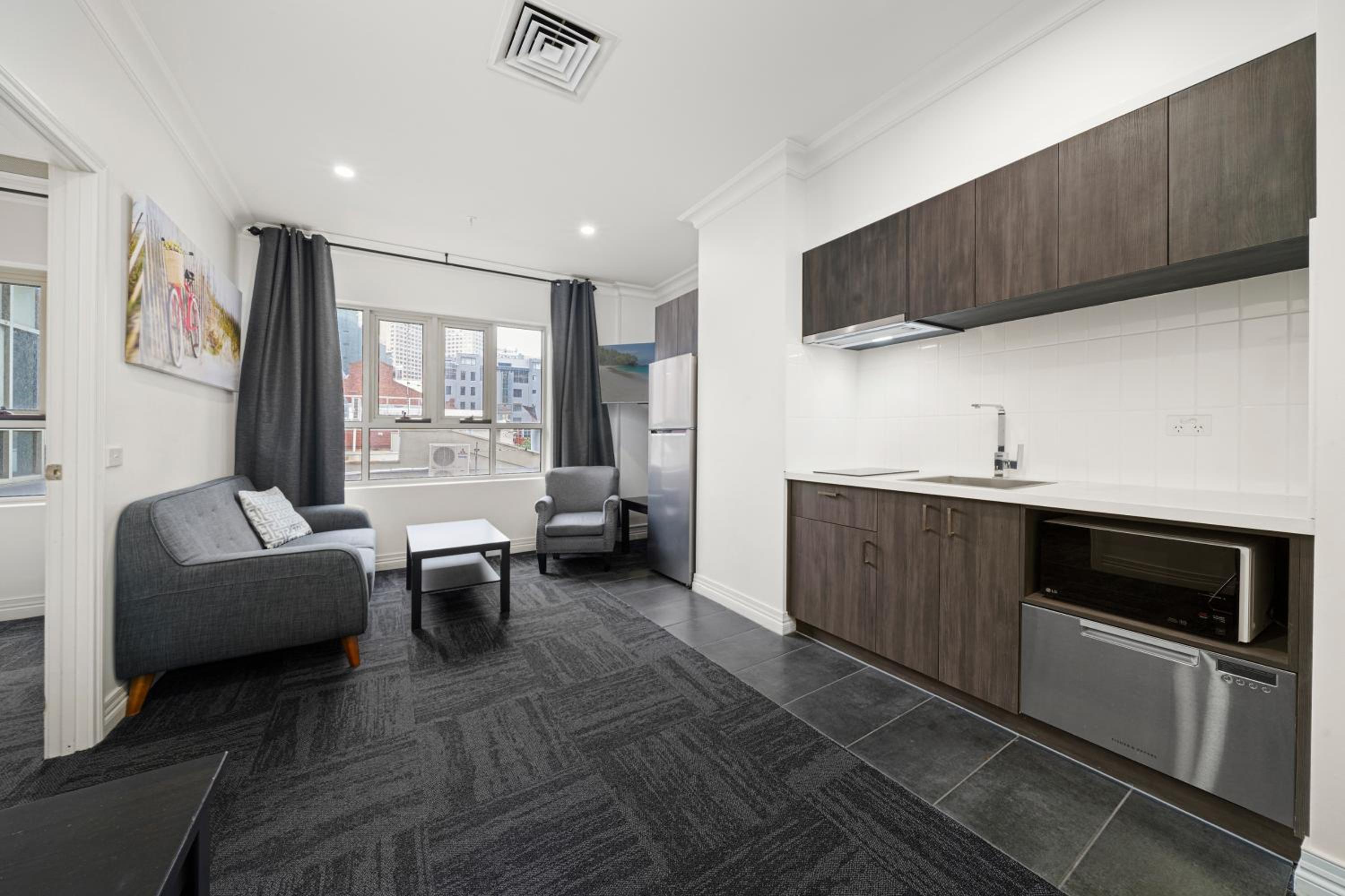Superior Deluxe King Apartment - Non-Smoking photo 2