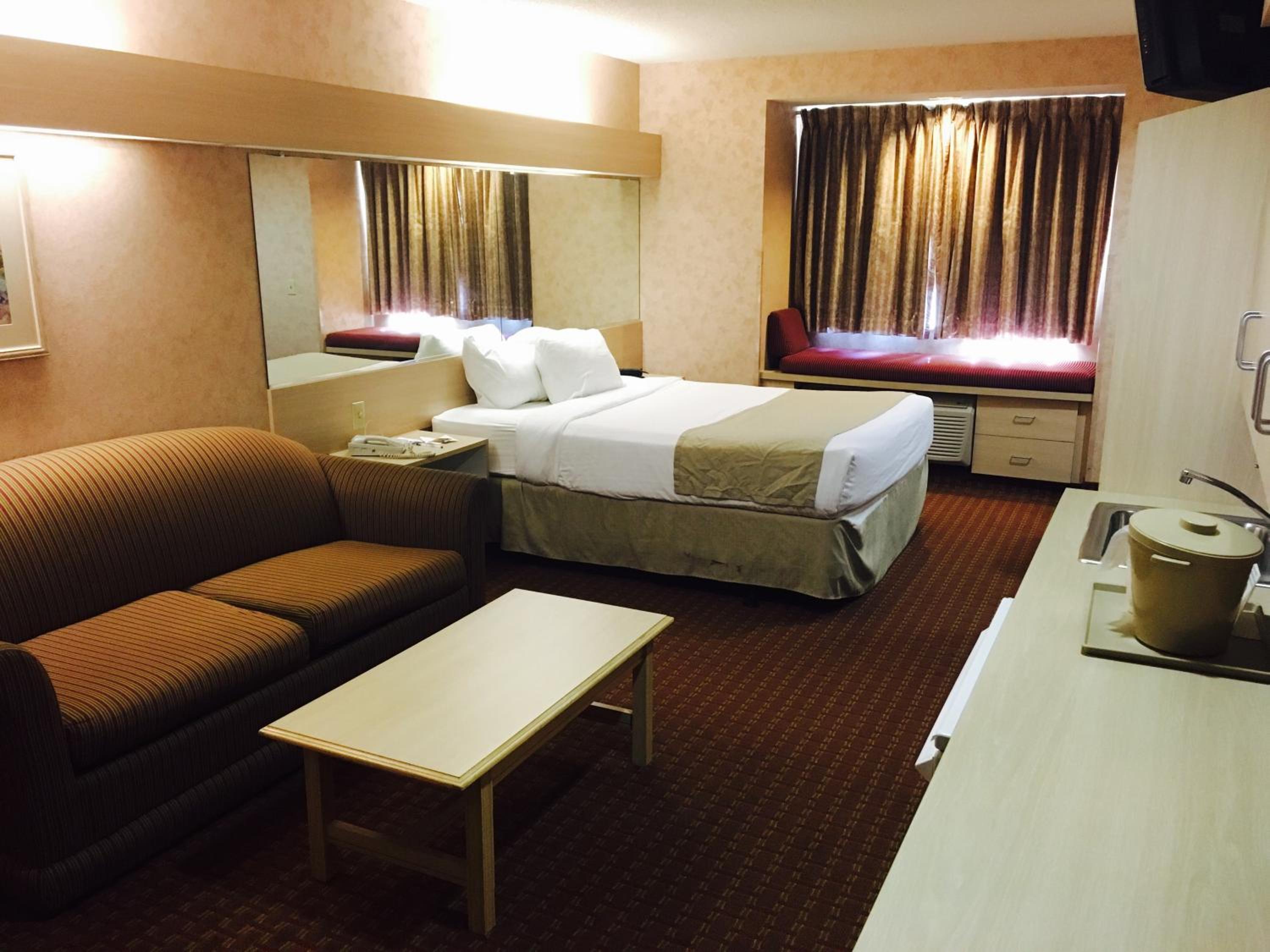 Queen Suite - Mobility Access/Non-Smoking - Photo 1