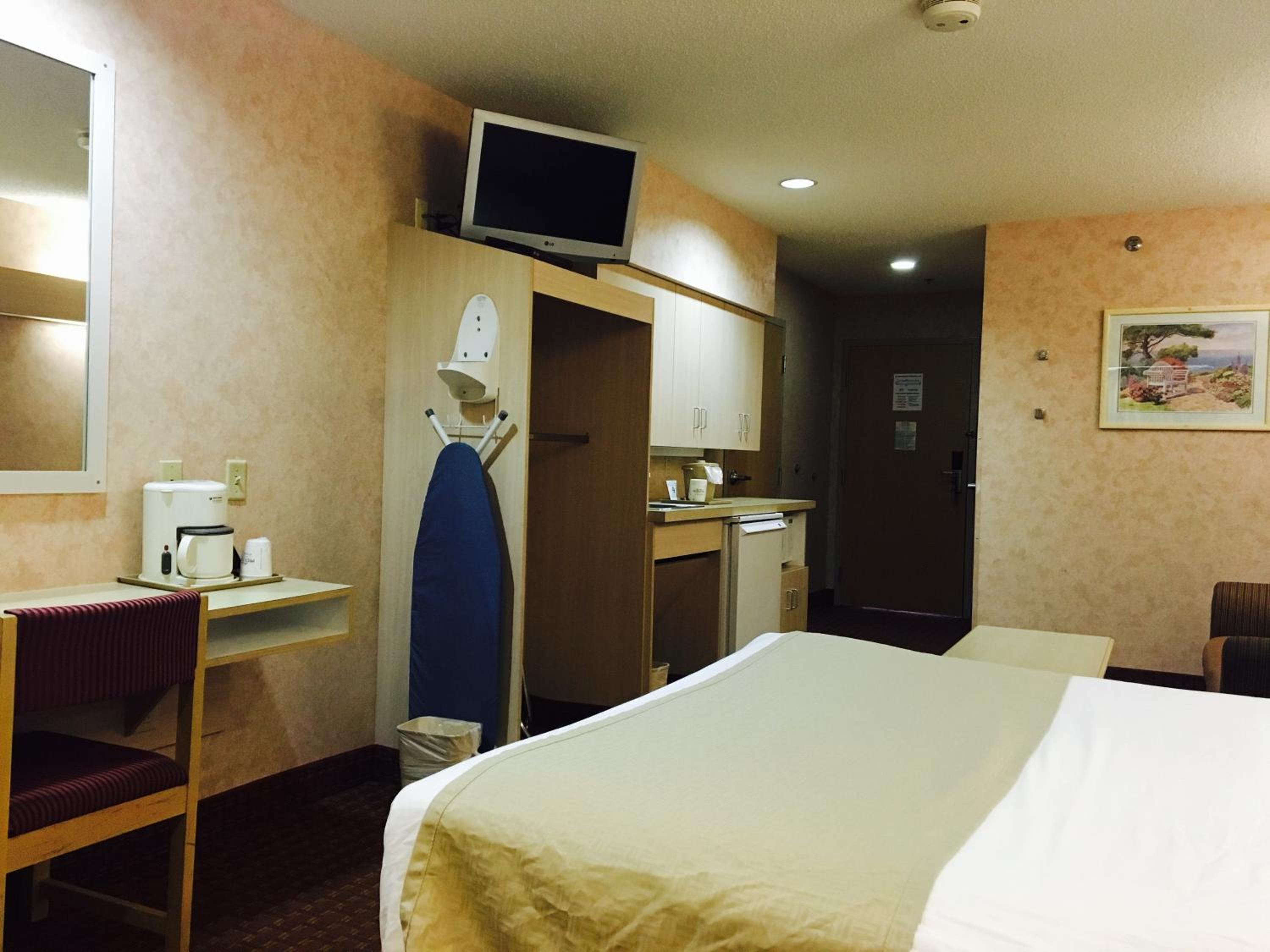 Queen Suite - Mobility Access/Non-Smoking - Photo 3