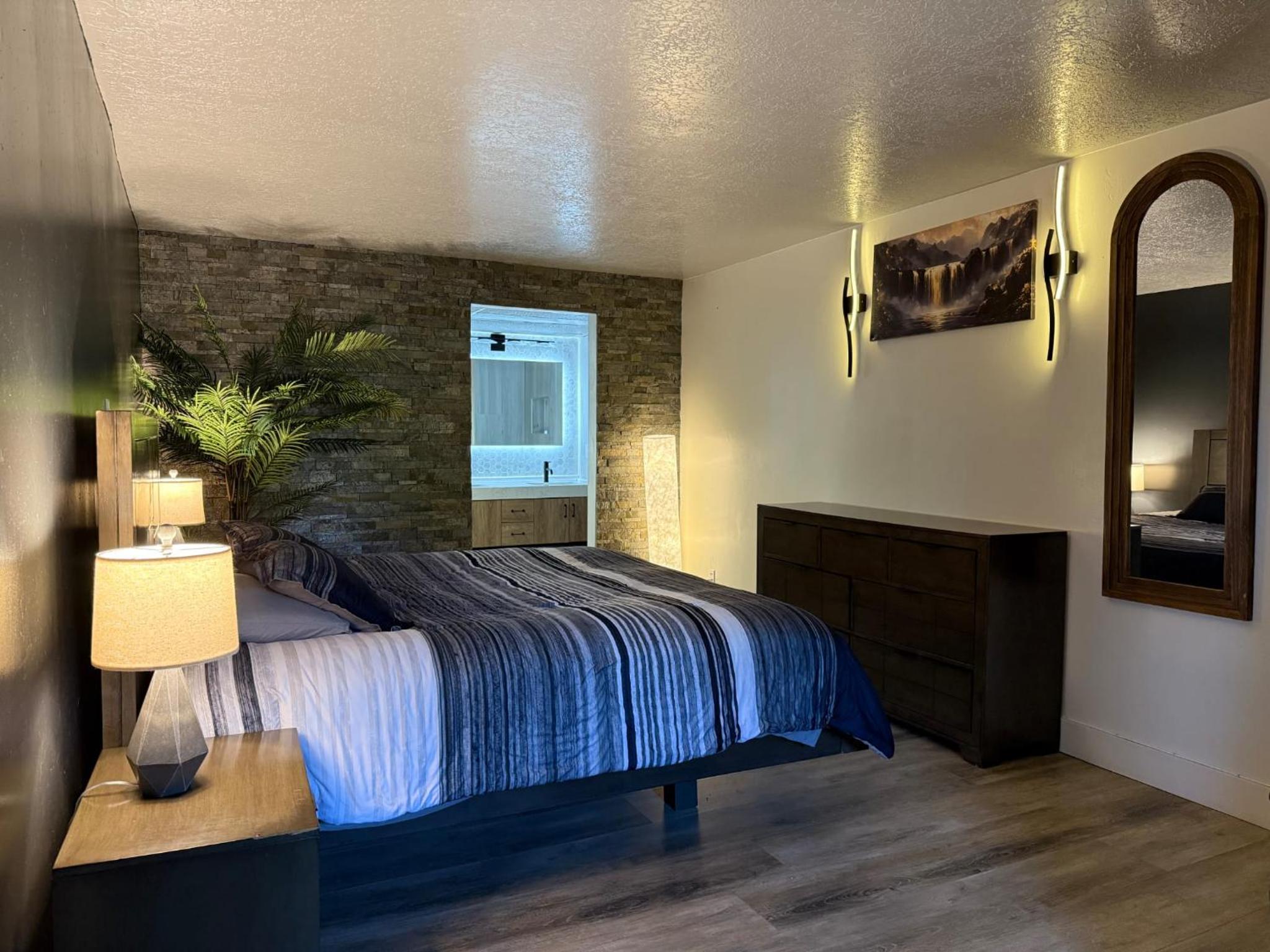 Deluxe King Suite photo 1