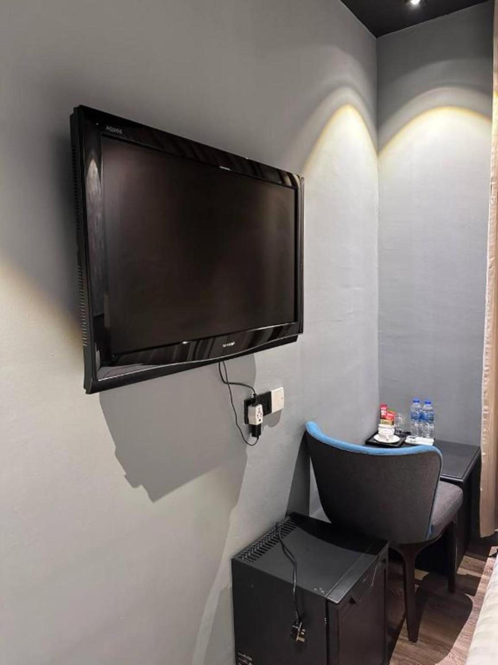 Standard King Room - Photo 8