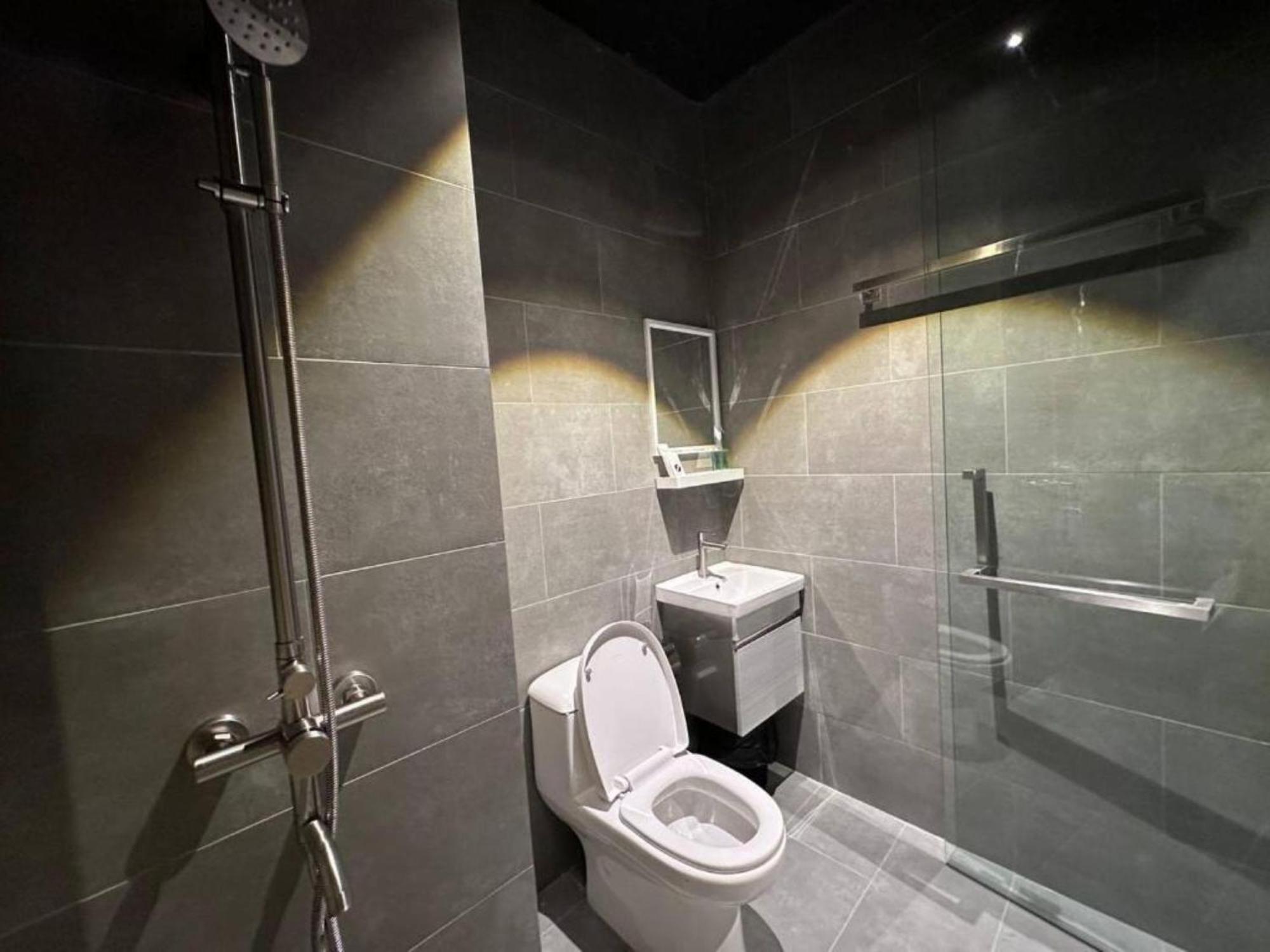 Standard King Room - Photo 7