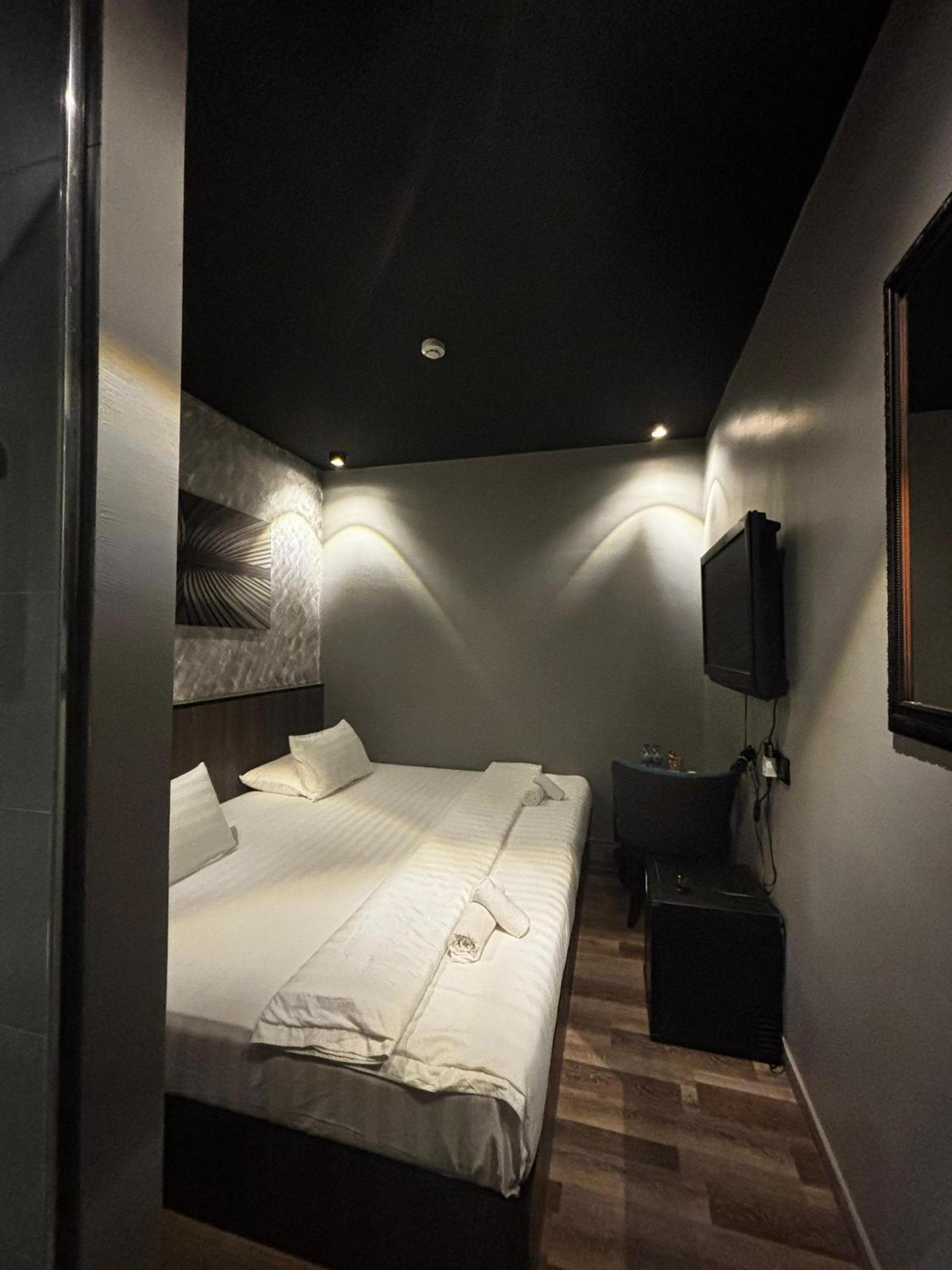 Standard King Room - Photo 5