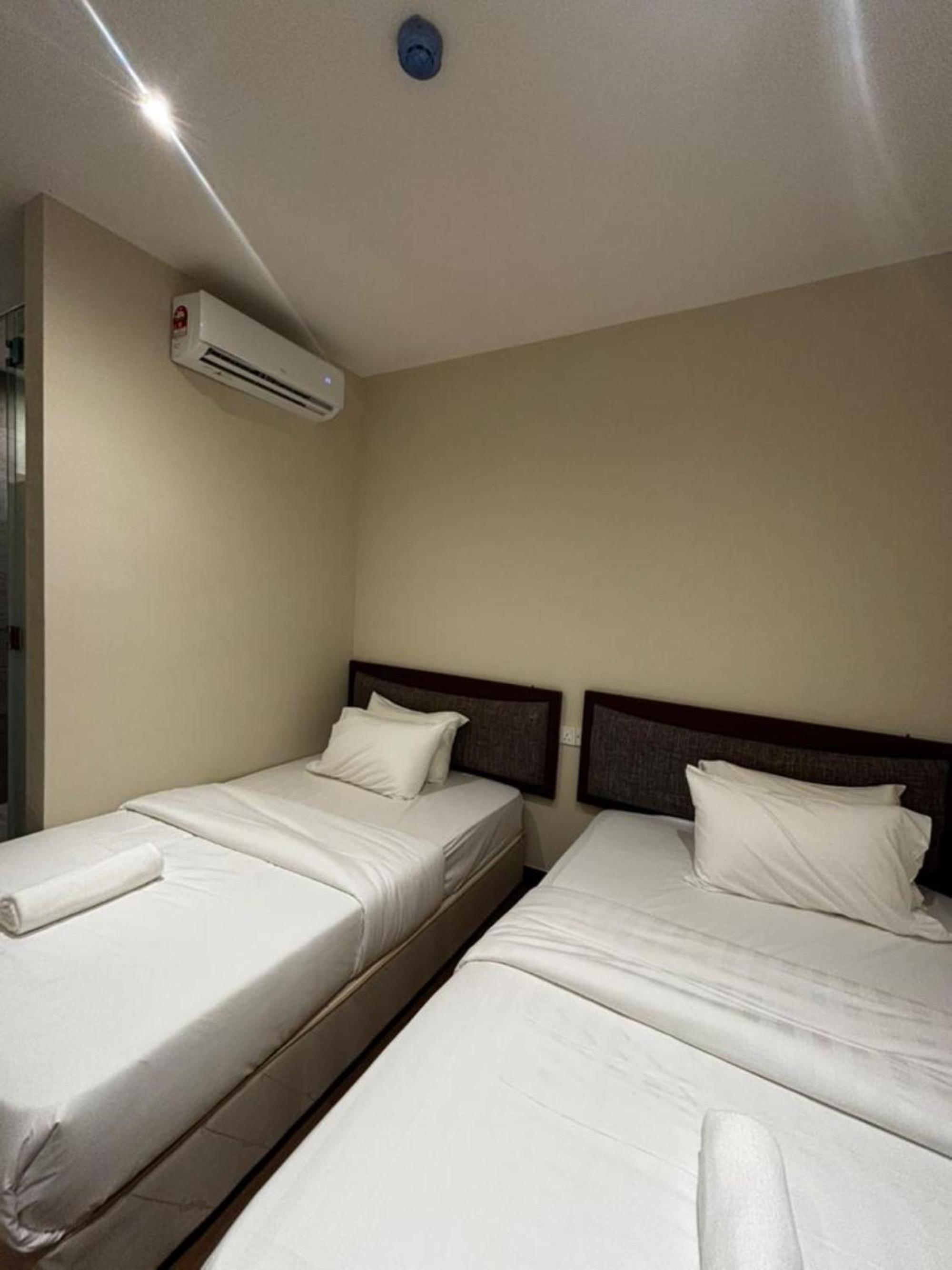 Standard Twin Room - Photo 2