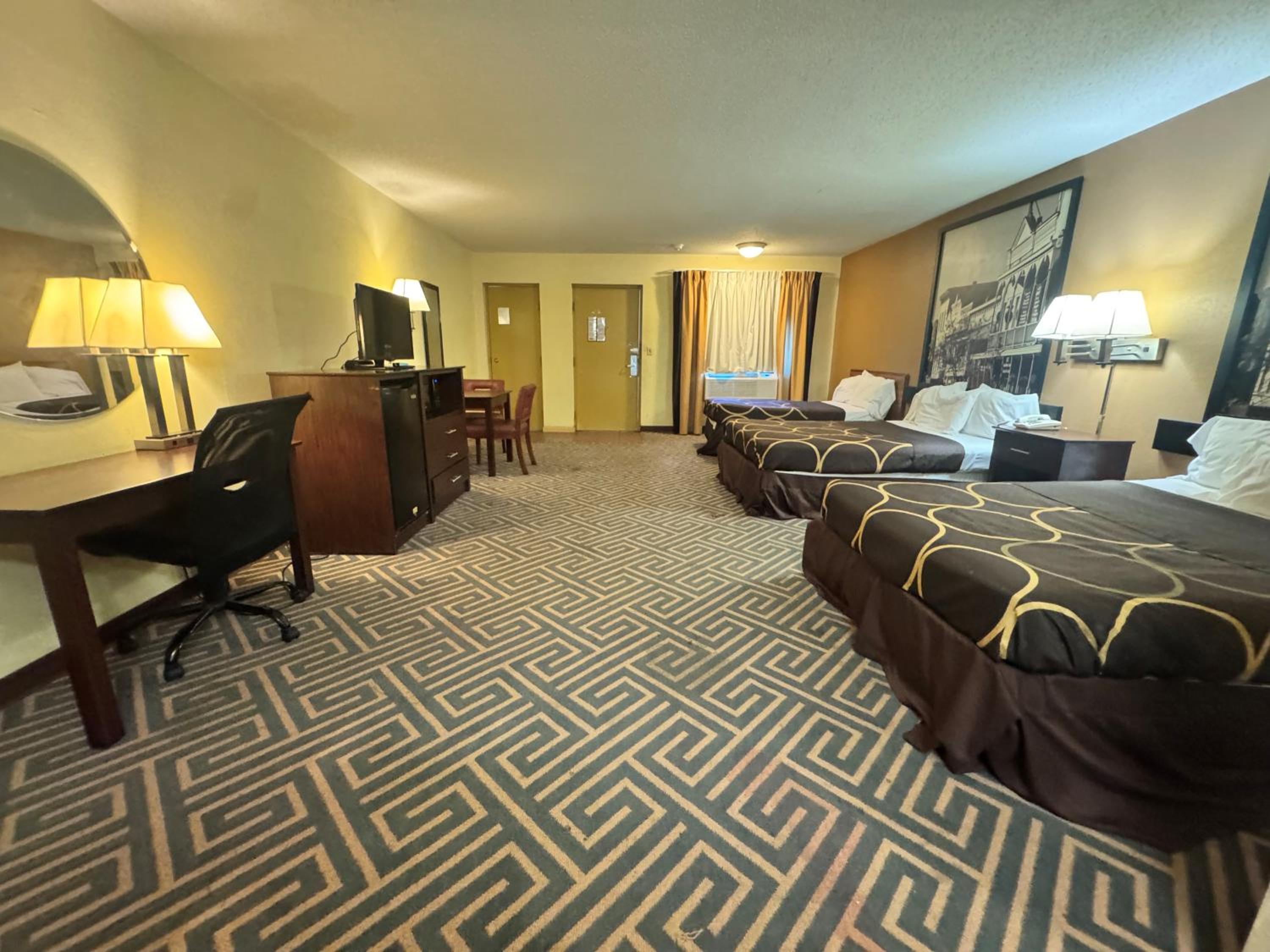 Double Room with Three Double Beds - Non-Smoking - Photo 5